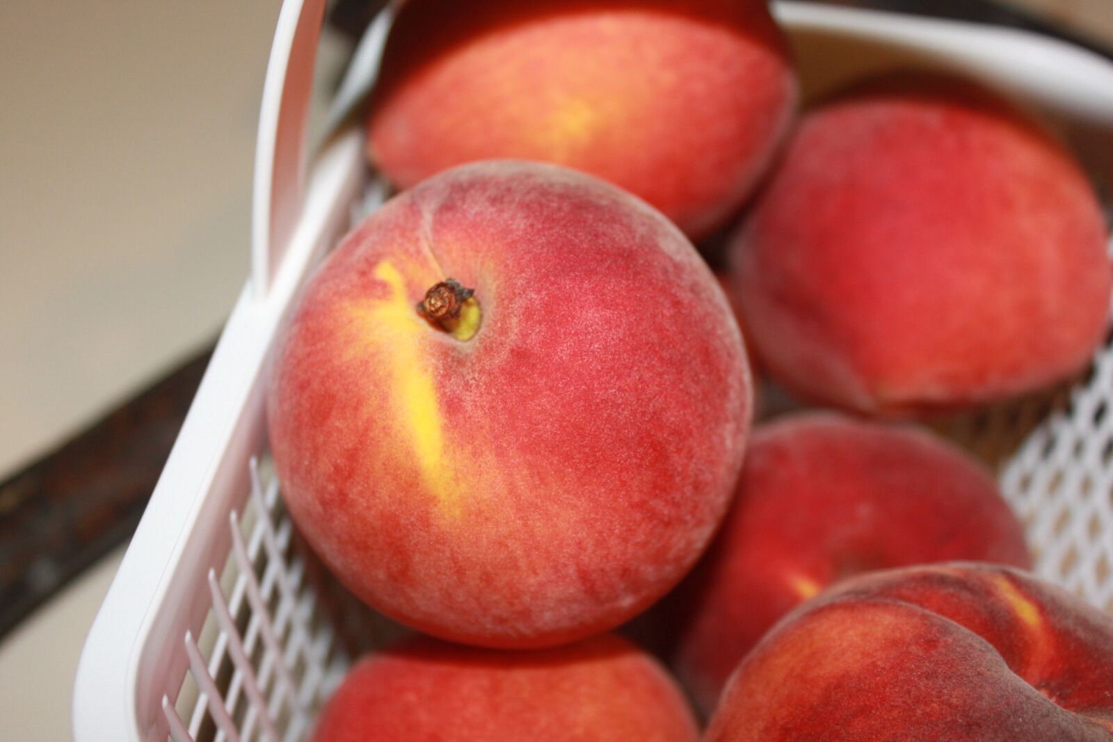 Canon EOS 500D (EOS Rebel T1i / EOS Kiss X3) sample photo. Peaches, fruit, farmers market photography
