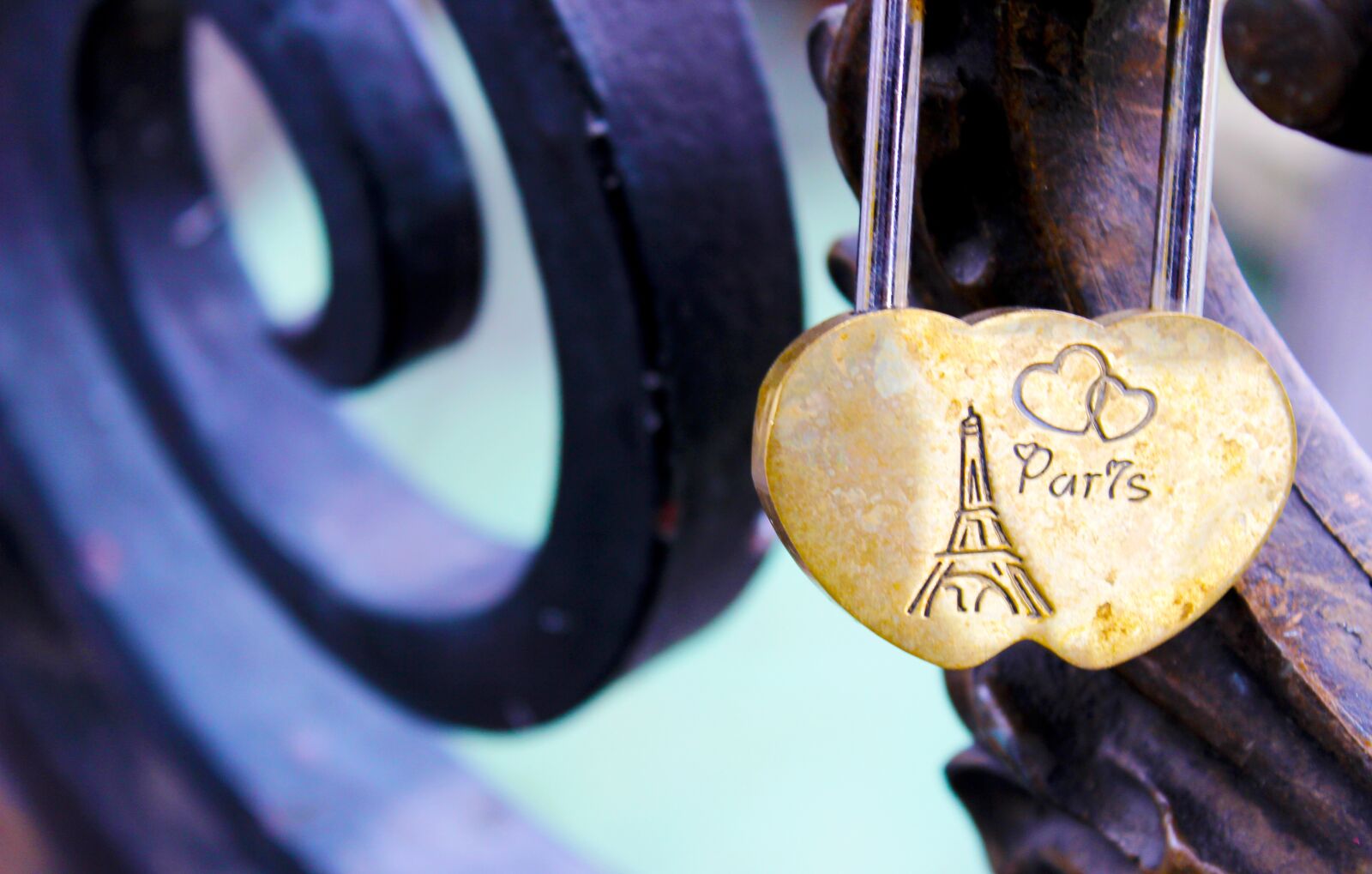 Canon EOS 600D (Rebel EOS T3i / EOS Kiss X5) sample photo. Paris, locker, love photography