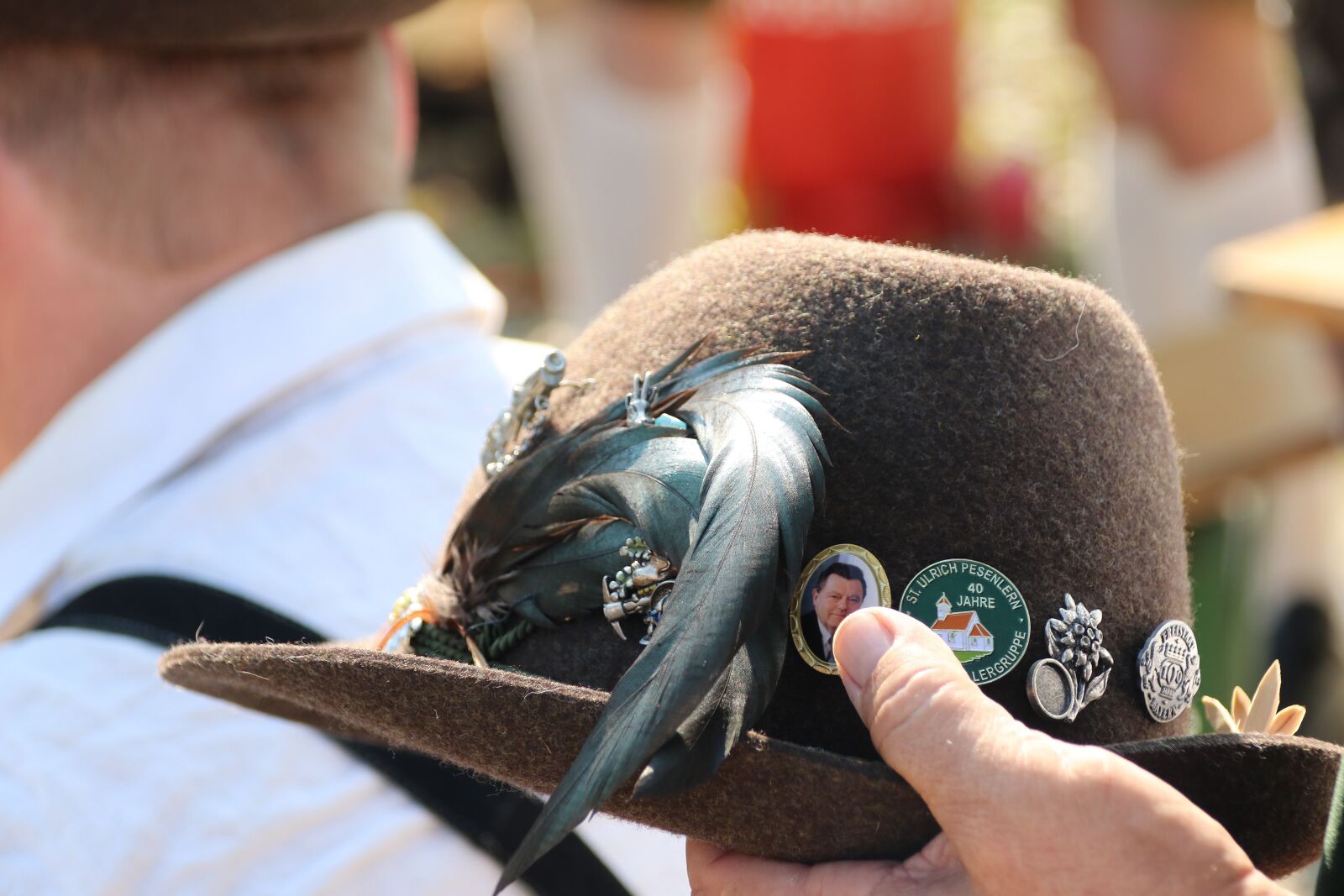 Canon EOS 80D sample photo. Tradition, hat, feather photography