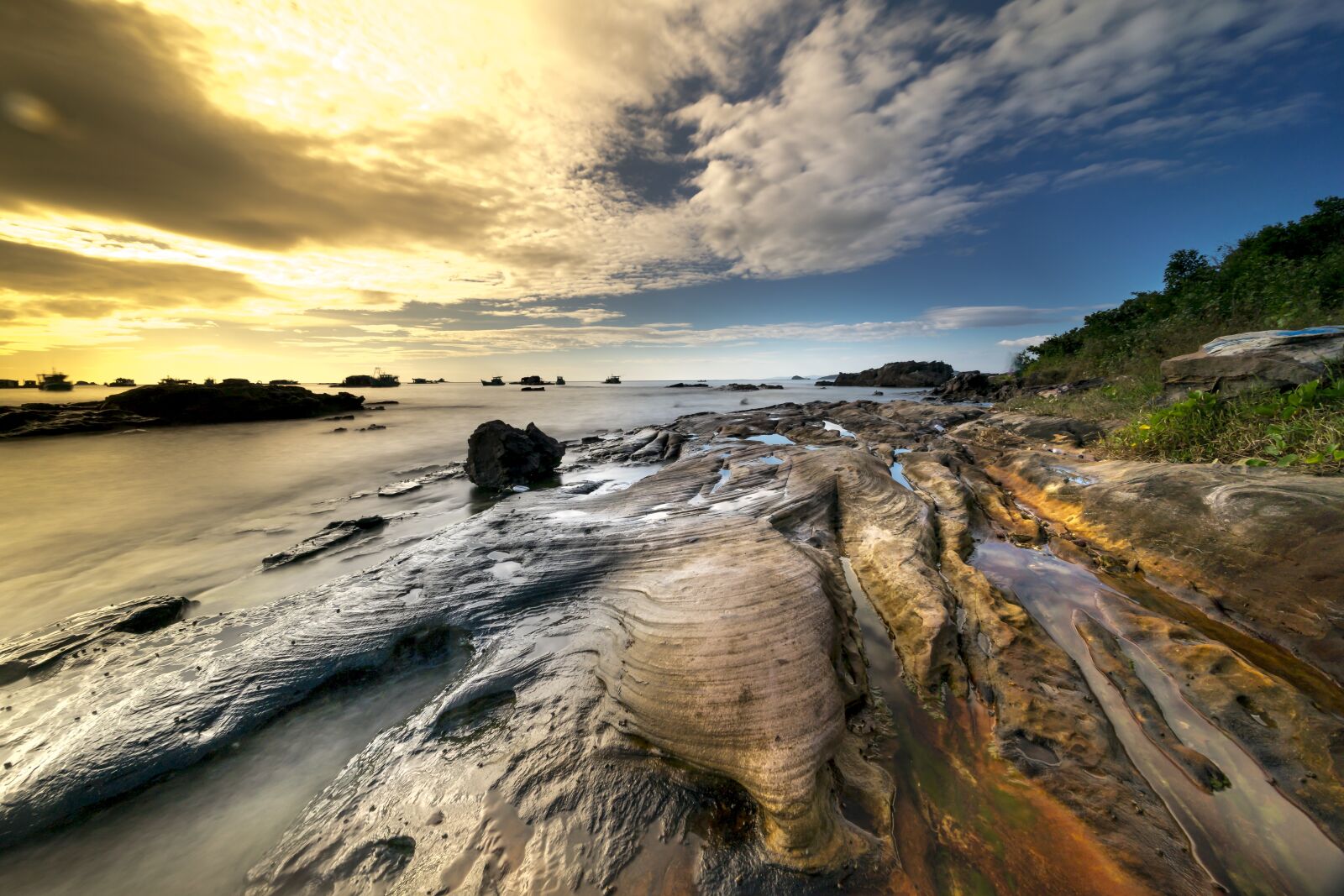 Voigtlander ULTRA WIDE-HELIAR 12mm F5.6 III sample photo. On, the beach, the photography