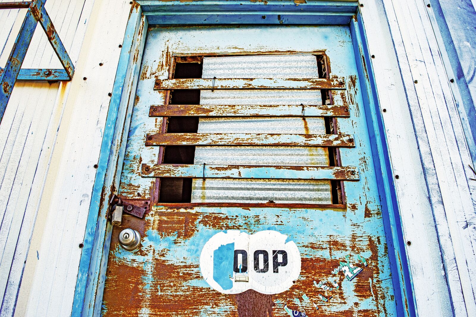 Nikon D3200 sample photo. Rusty, old door, coop photography