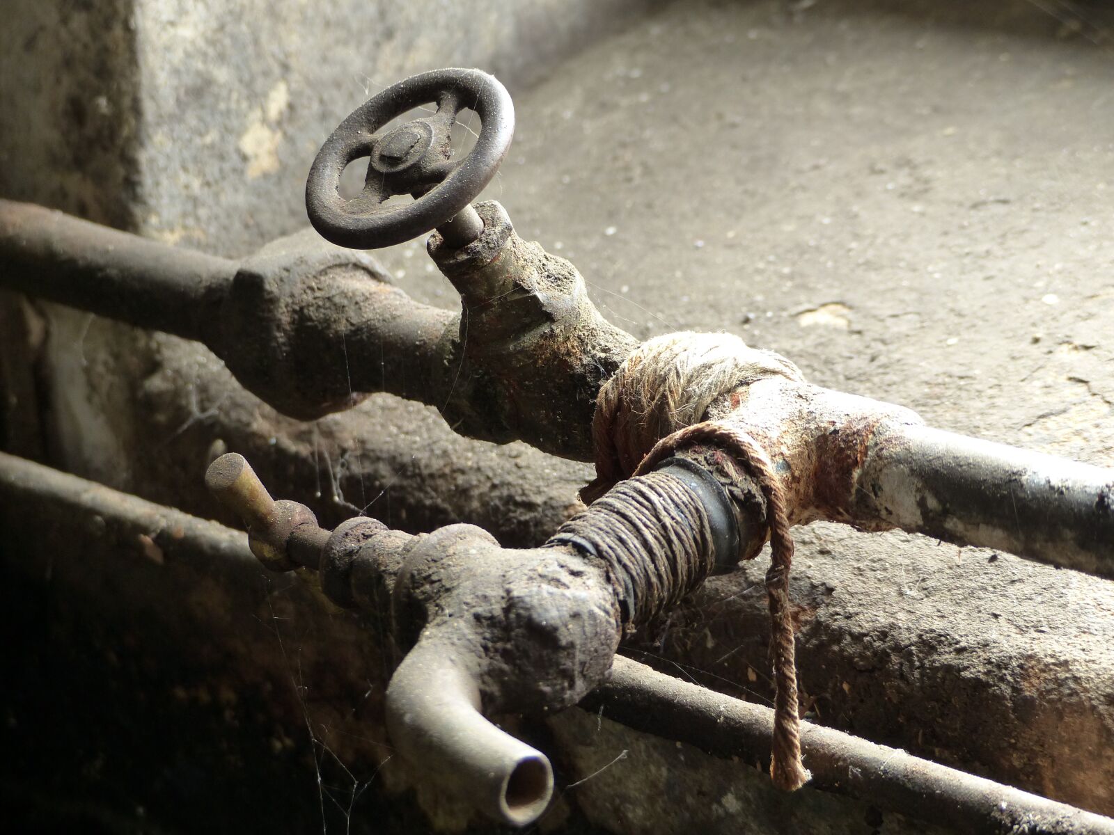 Panasonic Lumix DMC-FZ200 sample photo. Water pipe, old, gas photography
