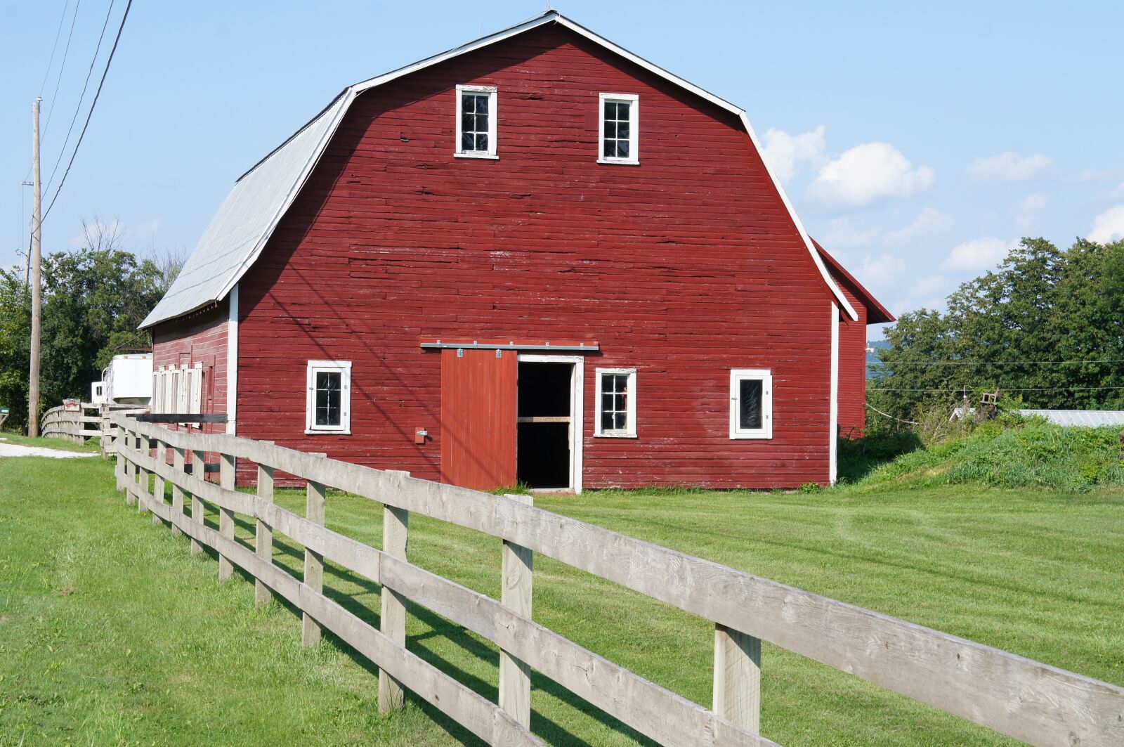 Sony Alpha NEX-C3 + Sony E 18-55mm F3.5-5.6 OSS sample photo. Barn, fence, house photography