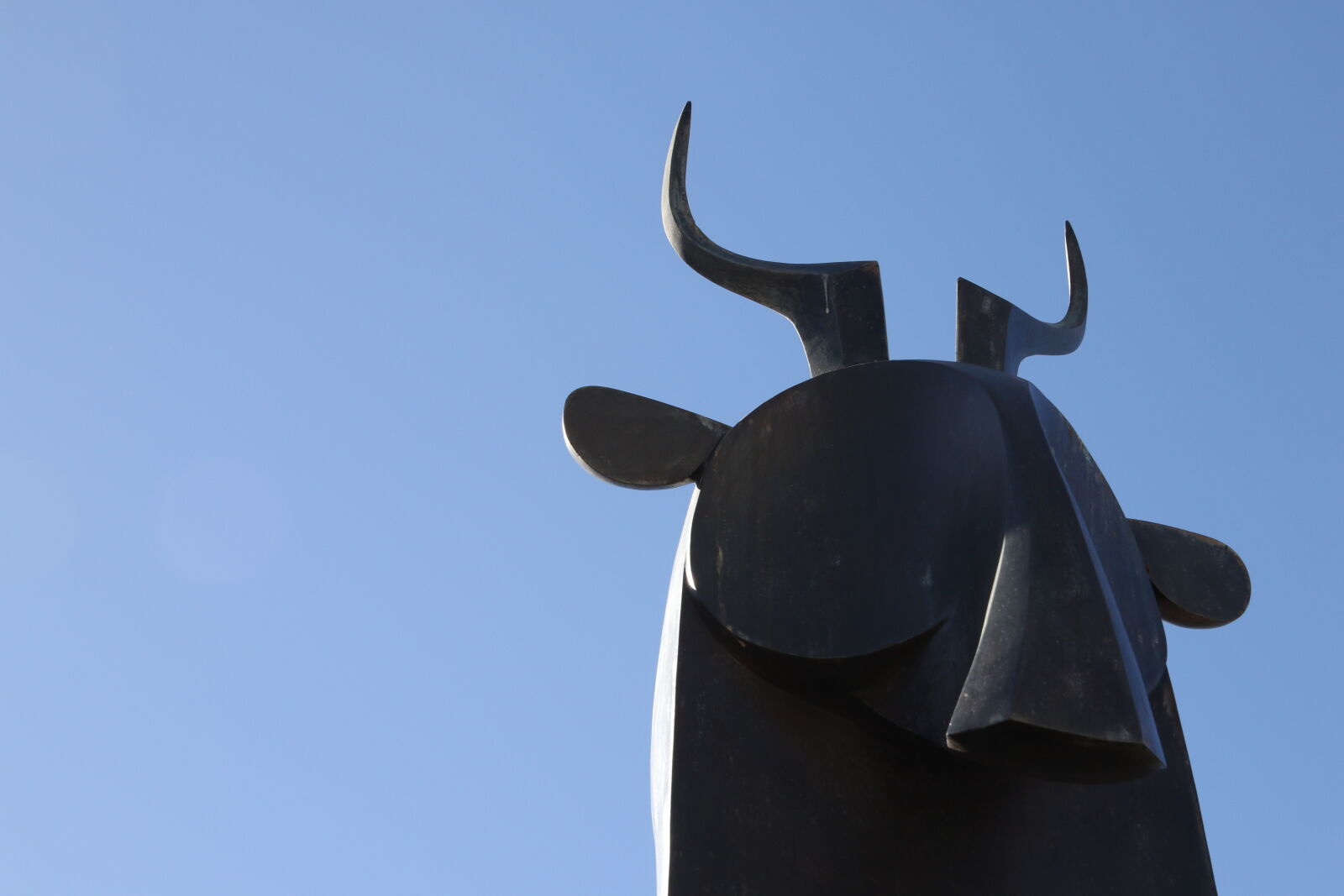 Canon EOS 7D Mark II sample photo. Beast, blue, sky, statue photography