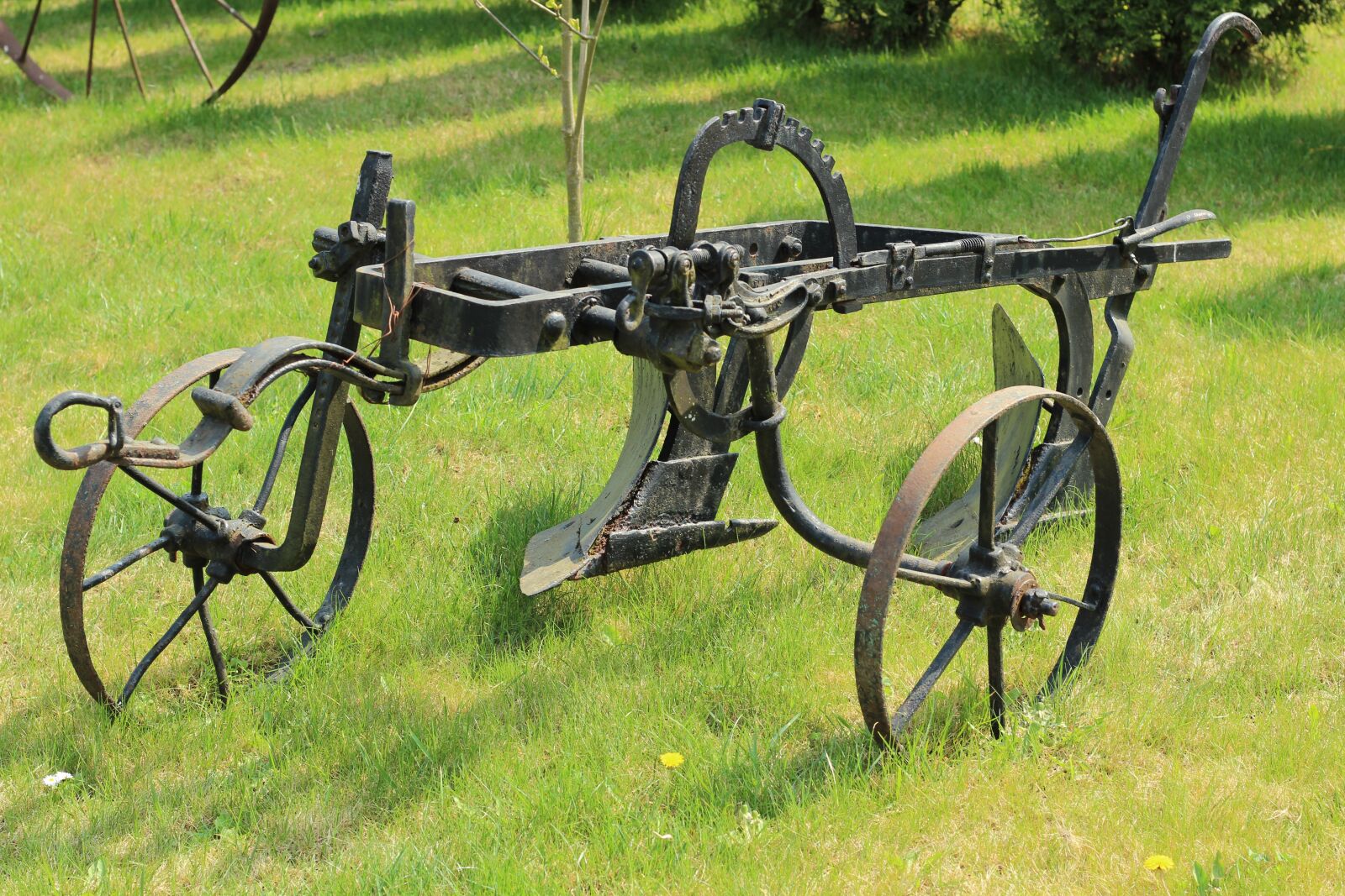 Canon EOS 600D (Rebel EOS T3i / EOS Kiss X5) + Canon EF 50mm F1.8 STM sample photo. Plow, mounted, old photography