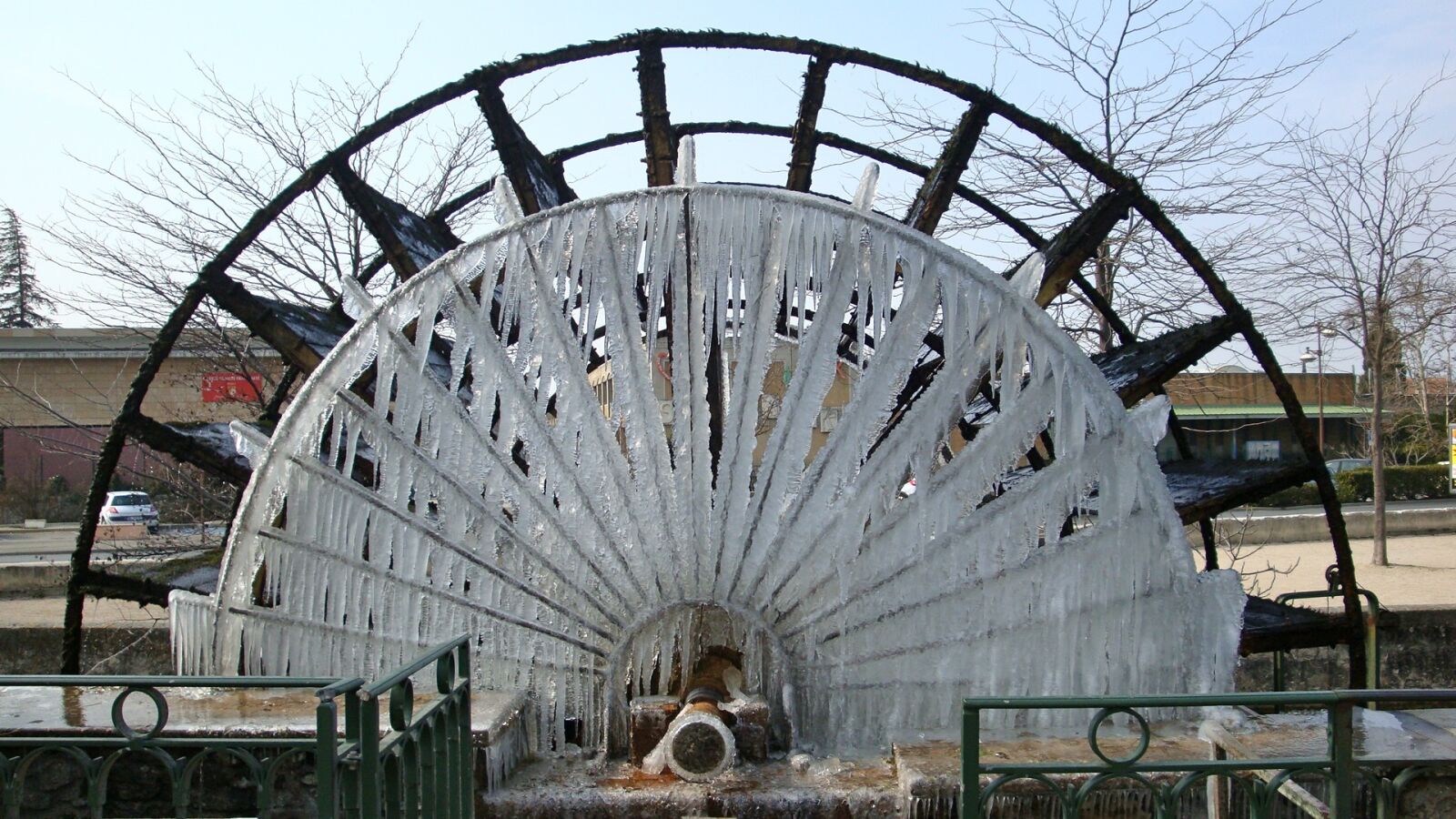 Sony Cyber-shot DSC-W170 sample photo. L'isle-sur-la-sorgue, waterwheel, ice photography