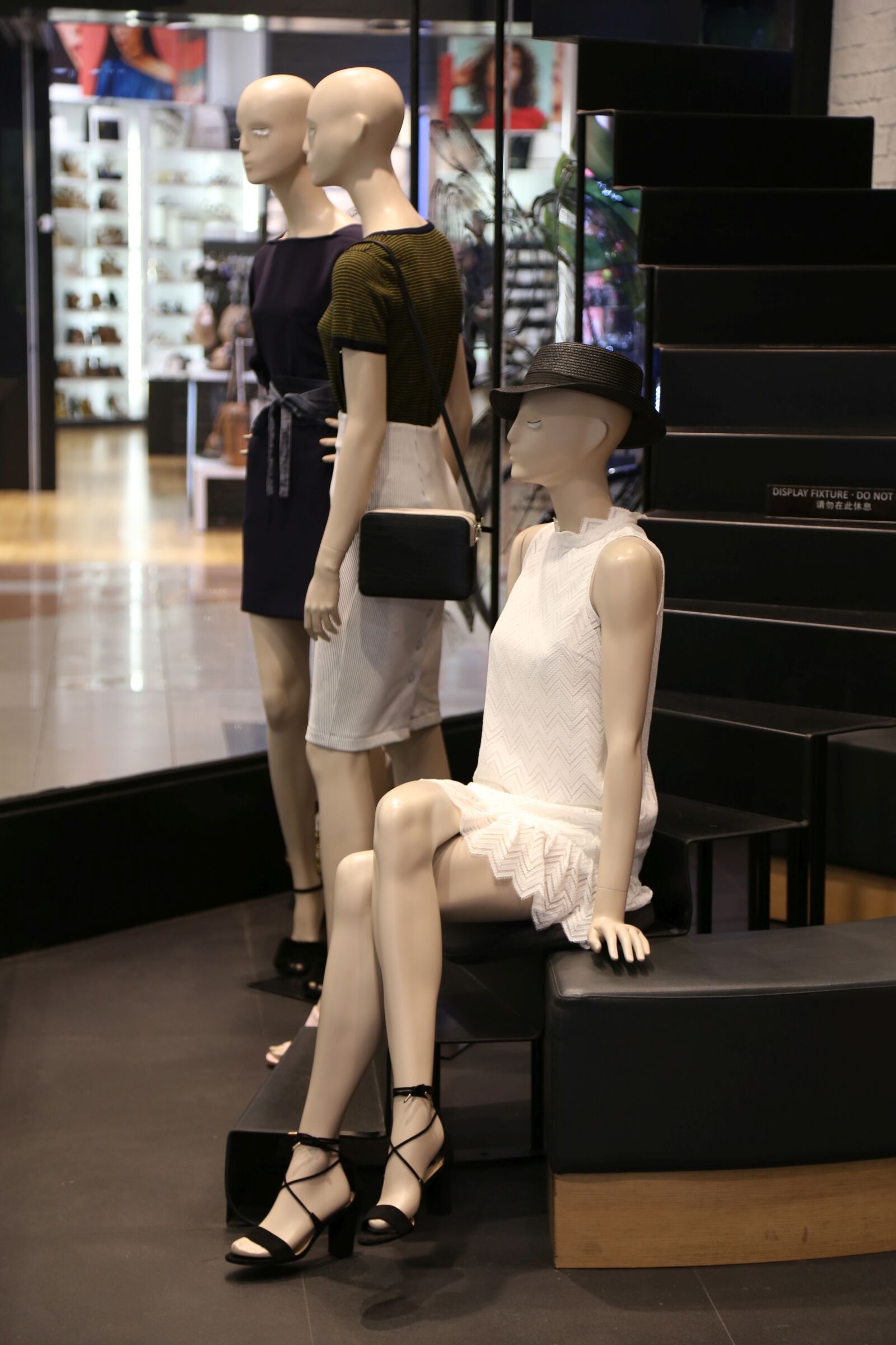 Canon EOS 6D + Canon EF 24-105mm F4L IS USM sample photo. Mannequins, storefront, shopping photography