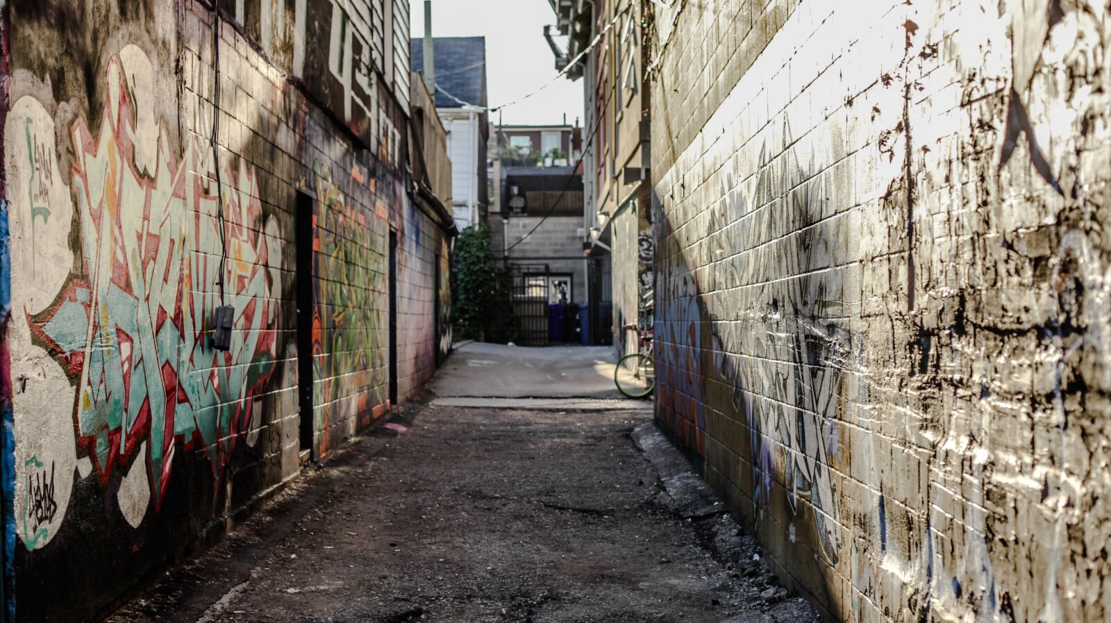 Canon EF 50mm F1.8 II sample photo. City, alley, graffiti photography