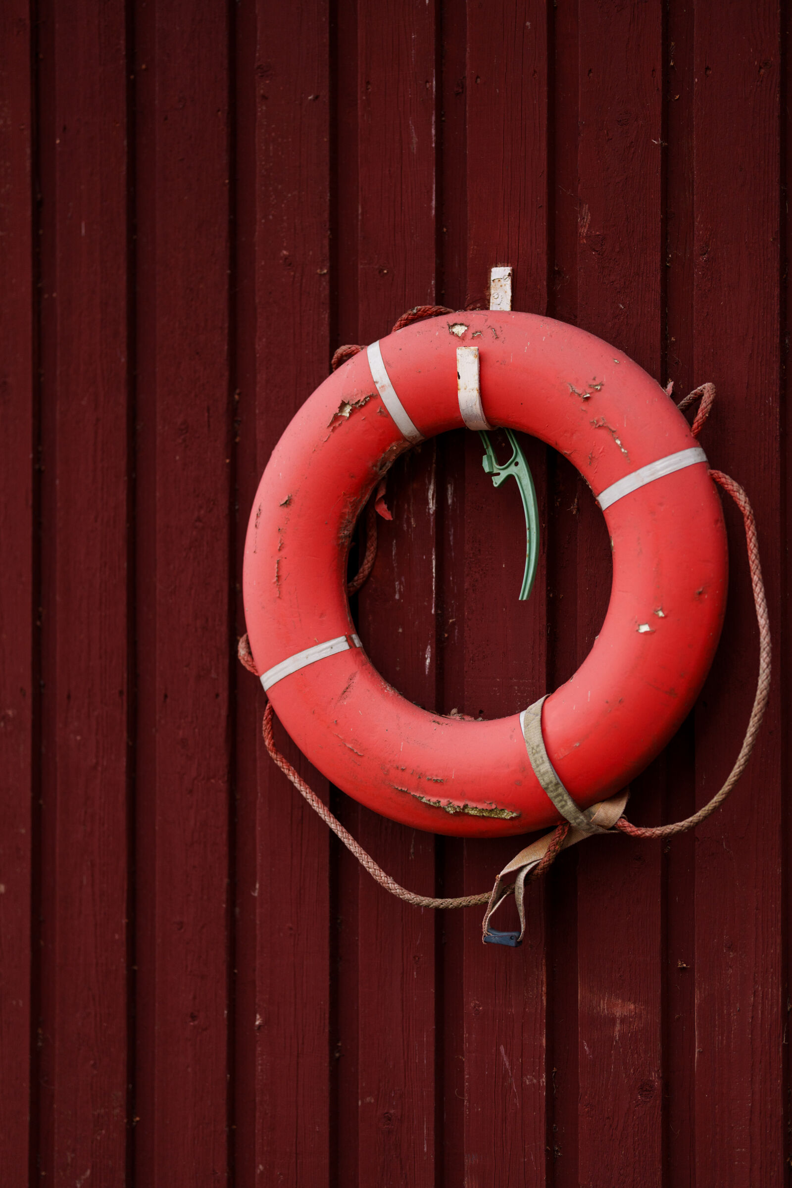 Sony FE 85mm F1.4 GM II sample photo. Lifebuoy wall photography