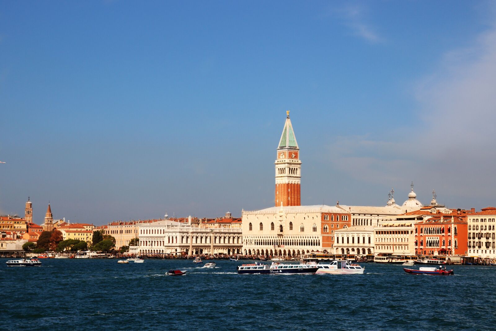 Canon EOS 800D (EOS Rebel T7i / EOS Kiss X9i) sample photo. Venice, st mark's square photography