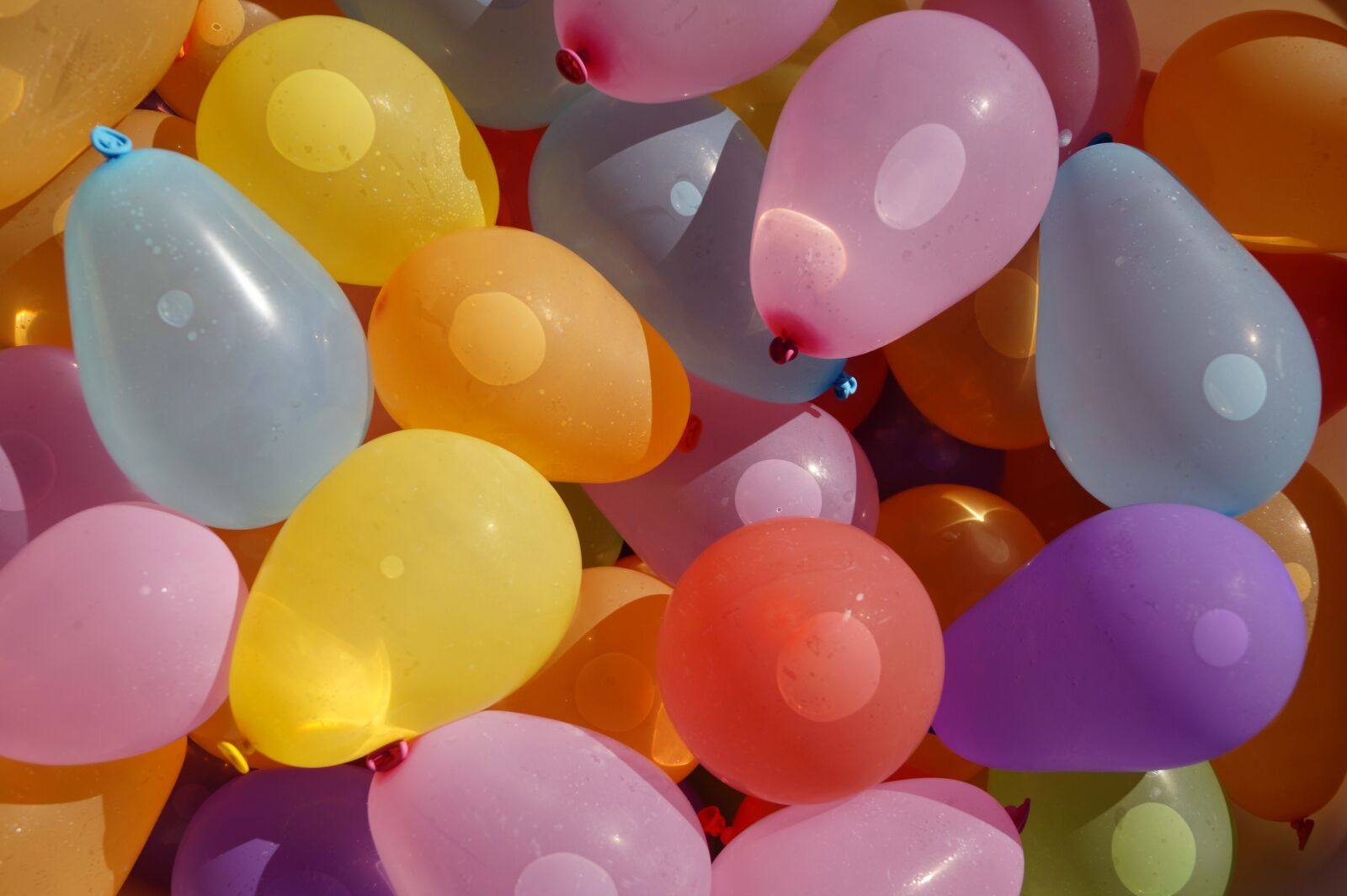 Sony DT 18-55mm F3.5-5.6 SAM II sample photo. Balloons, water bomb, color photography