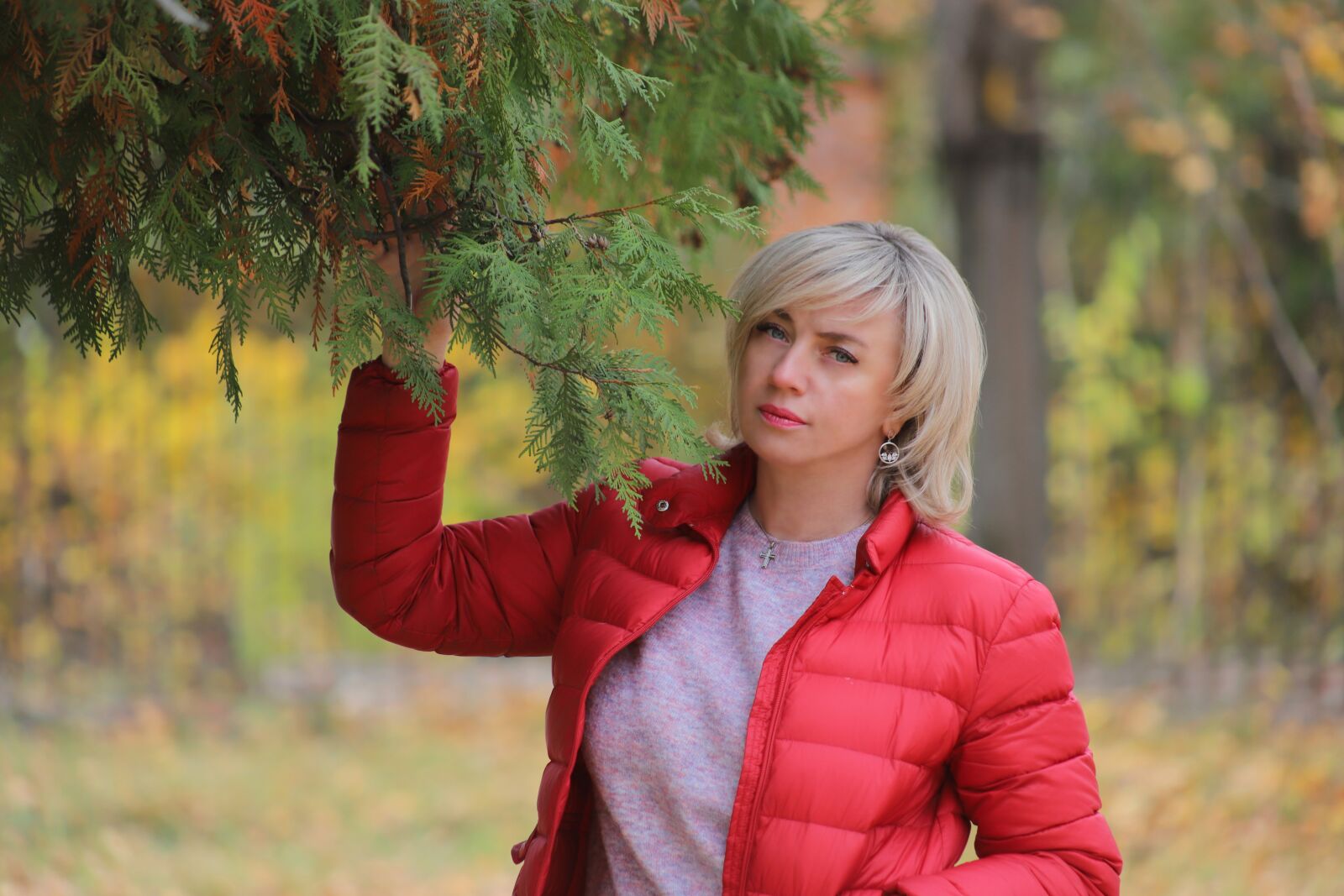 Canon EF 75-300mm f/4-5.6 USM sample photo. Woman, autumn, red photography