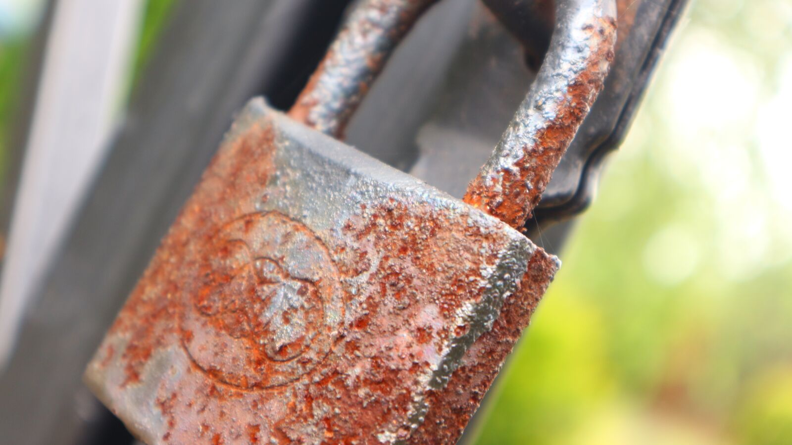 Canon EOS M10 sample photo. Old, rusty, metal photography