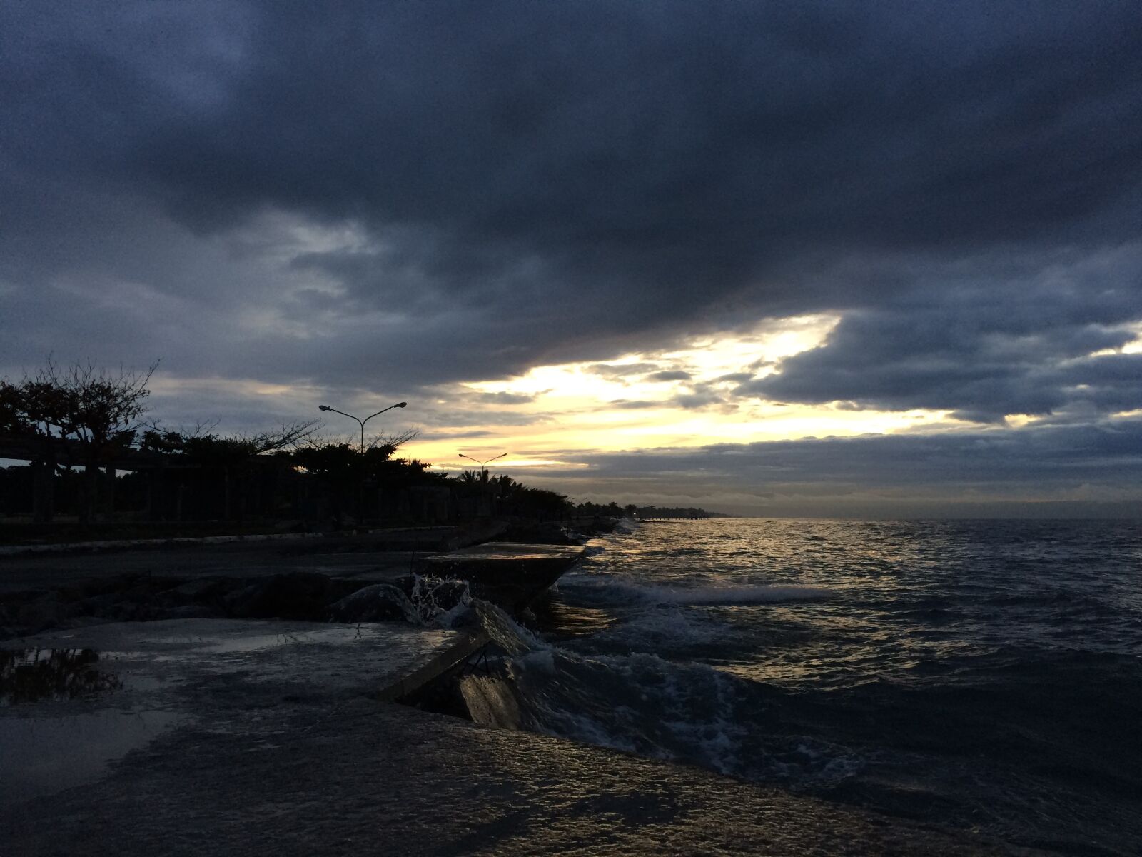 Apple iPhone + iPhone 5s back camera 4.15mm f/2.2 sample photo. Sea, seaside, sunrise photography