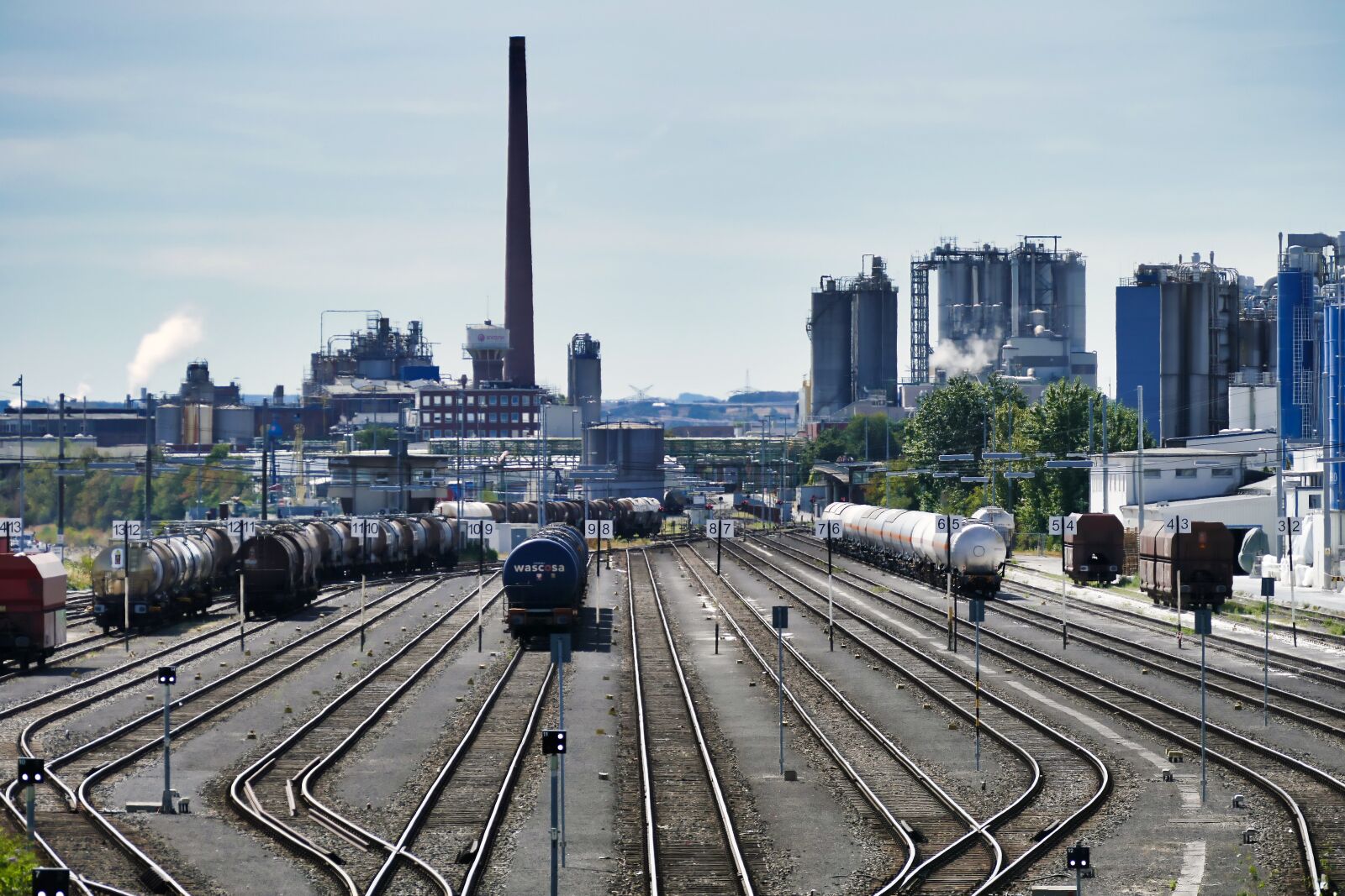 Panasonic Lumix DMC-FZ1000 sample photo. Marshalling yard, gleise, rails photography