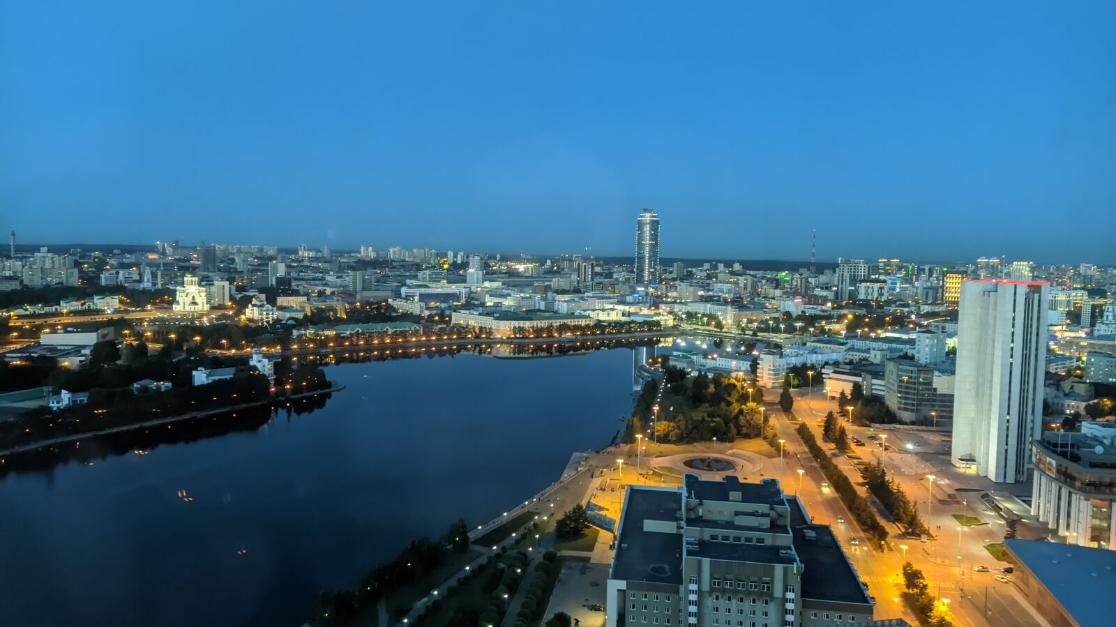 Xiaomi Mi A3 sample photo. Night city, ekaterinburg, city photography