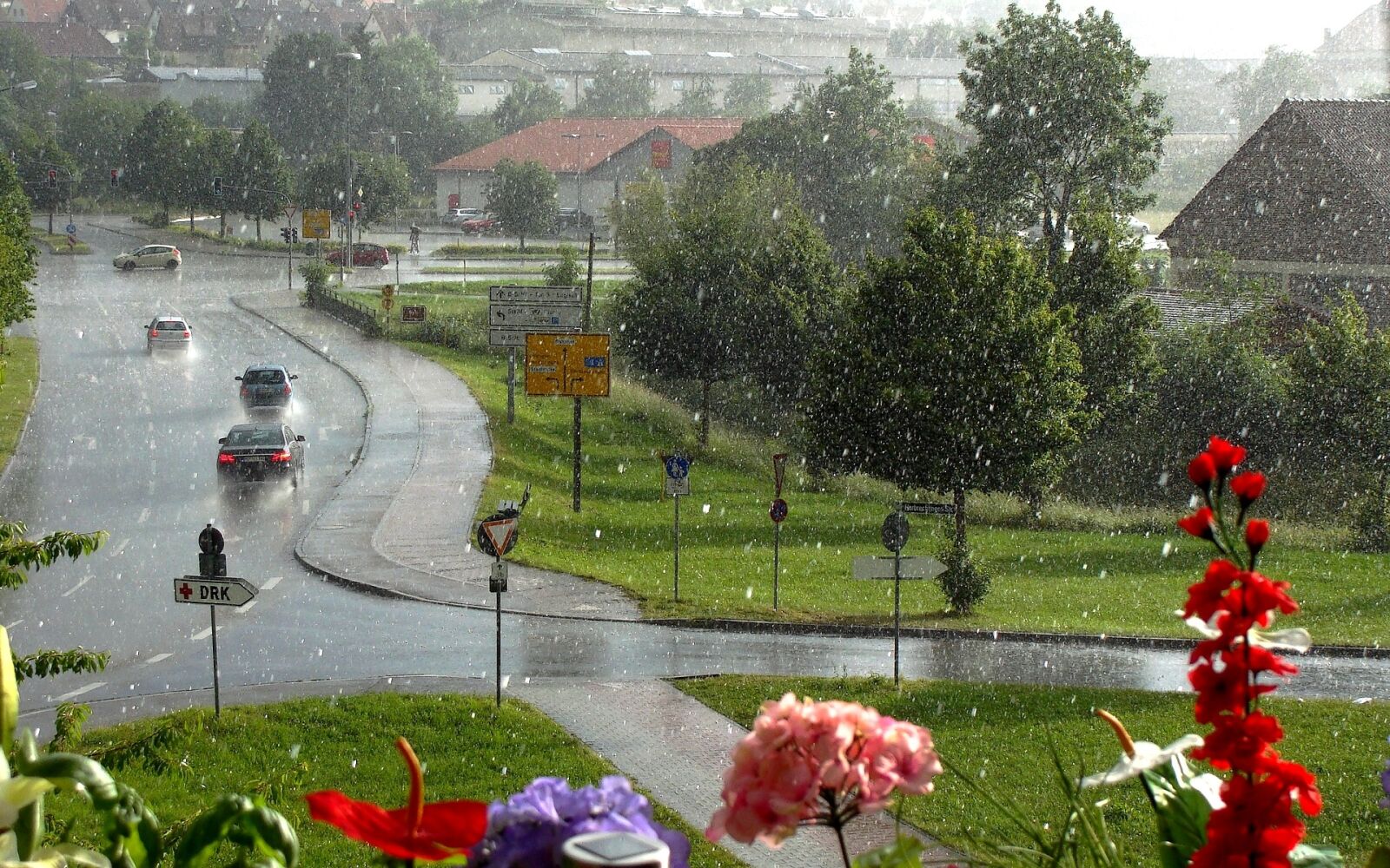 Sony Cyber-shot DSC-H10 sample photo. Giengen, summer rain, rain photography
