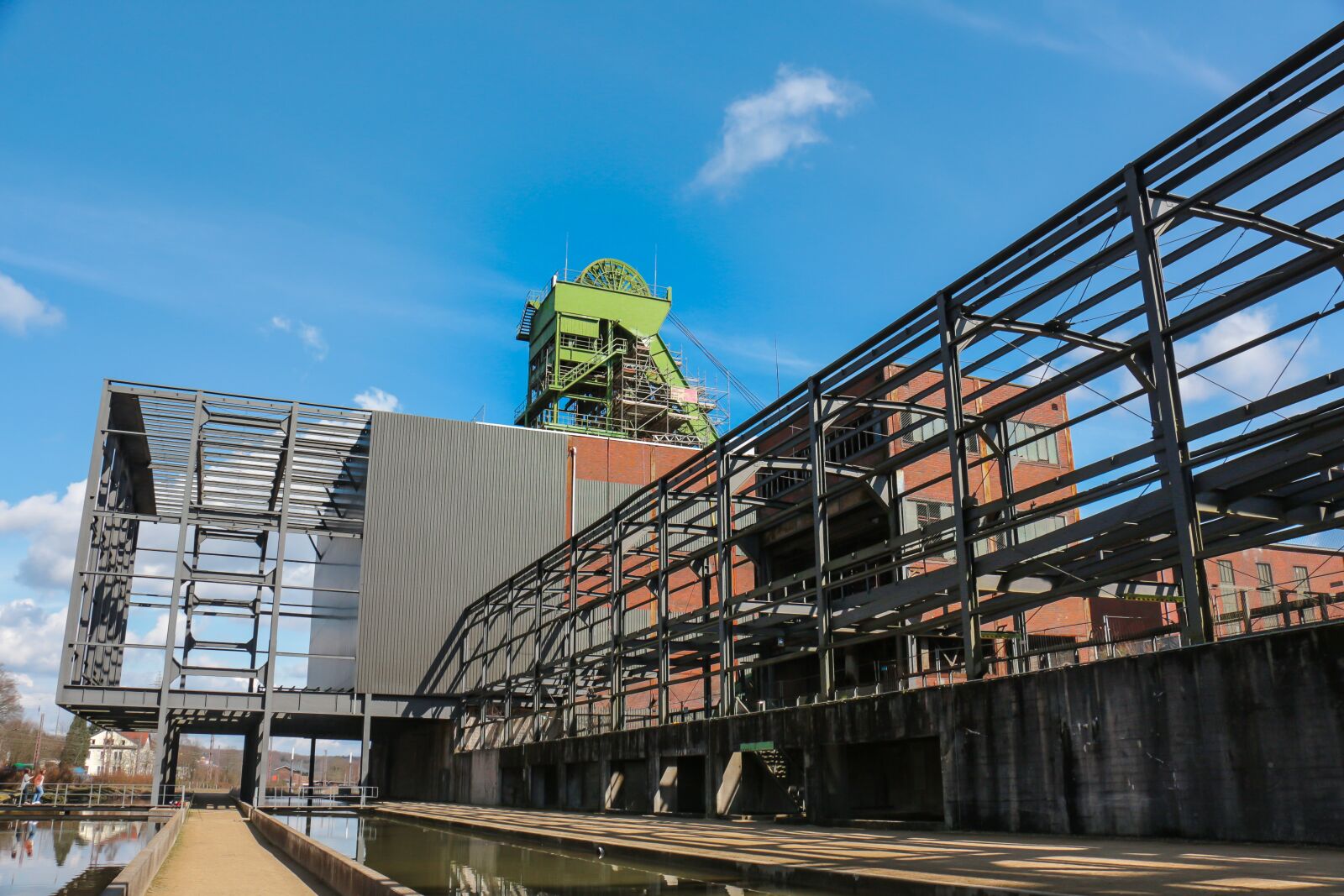 Canon EOS 700D (EOS Rebel T5i / EOS Kiss X7i) sample photo. Architecture, expression, industry photography
