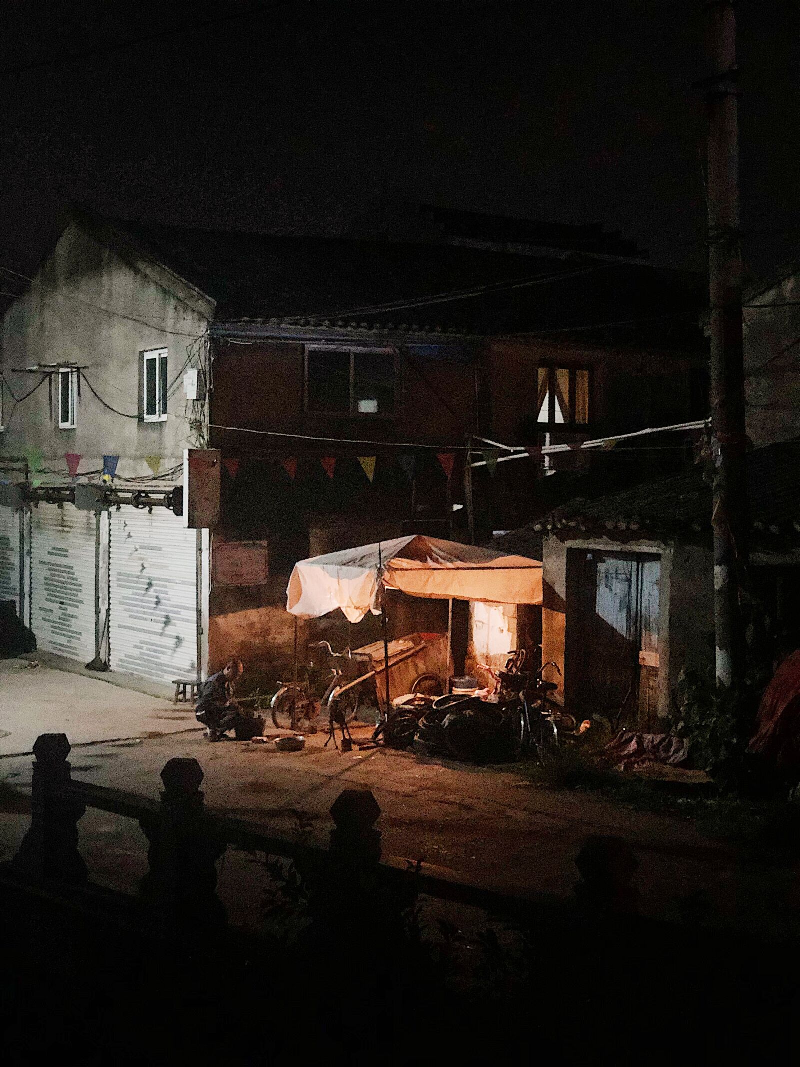 iPhone X back dual camera 6mm f/2.4 sample photo. Night, the old man photography
