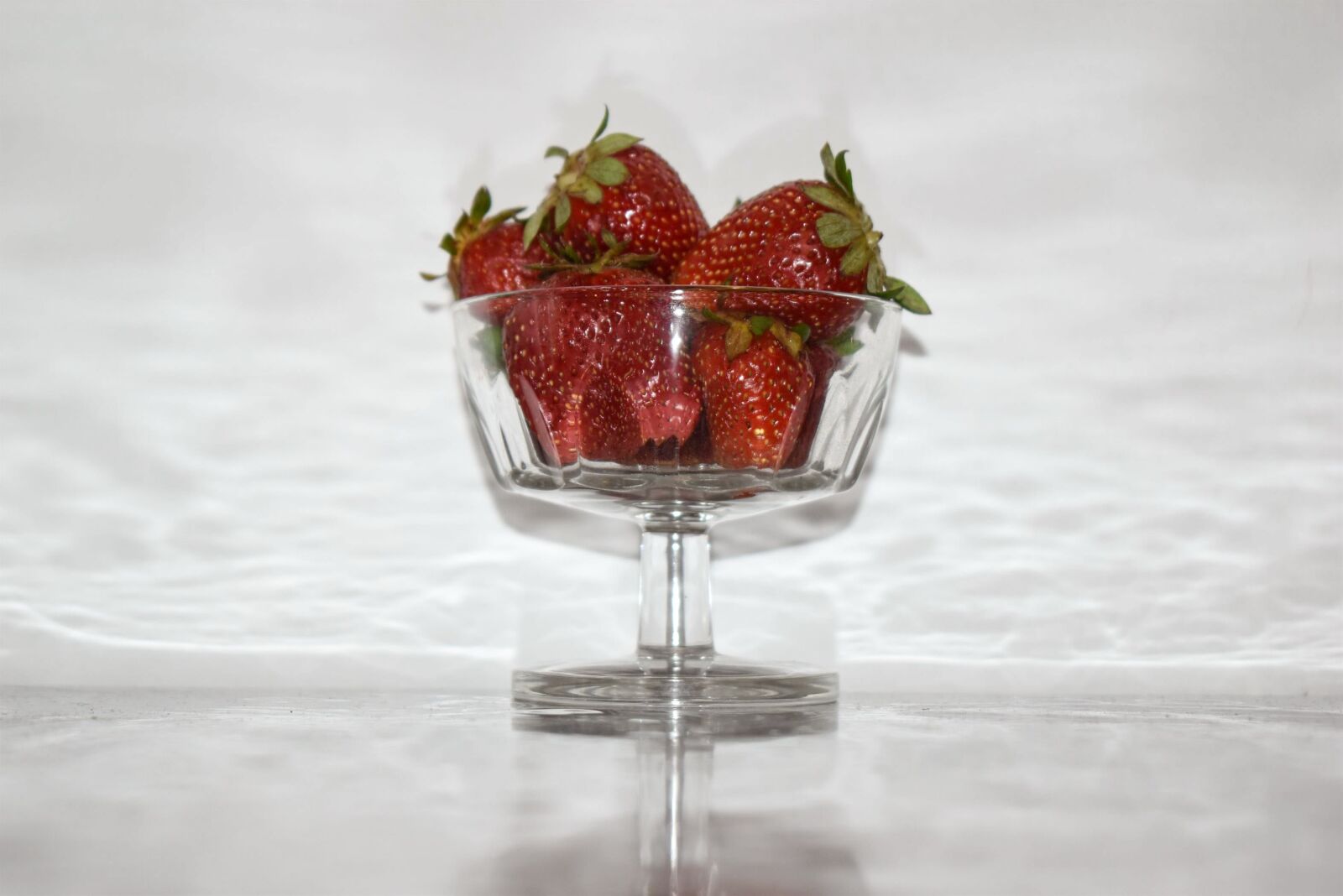 Nikon D3500 sample photo. Strawberry, mug photography, strawberries photography