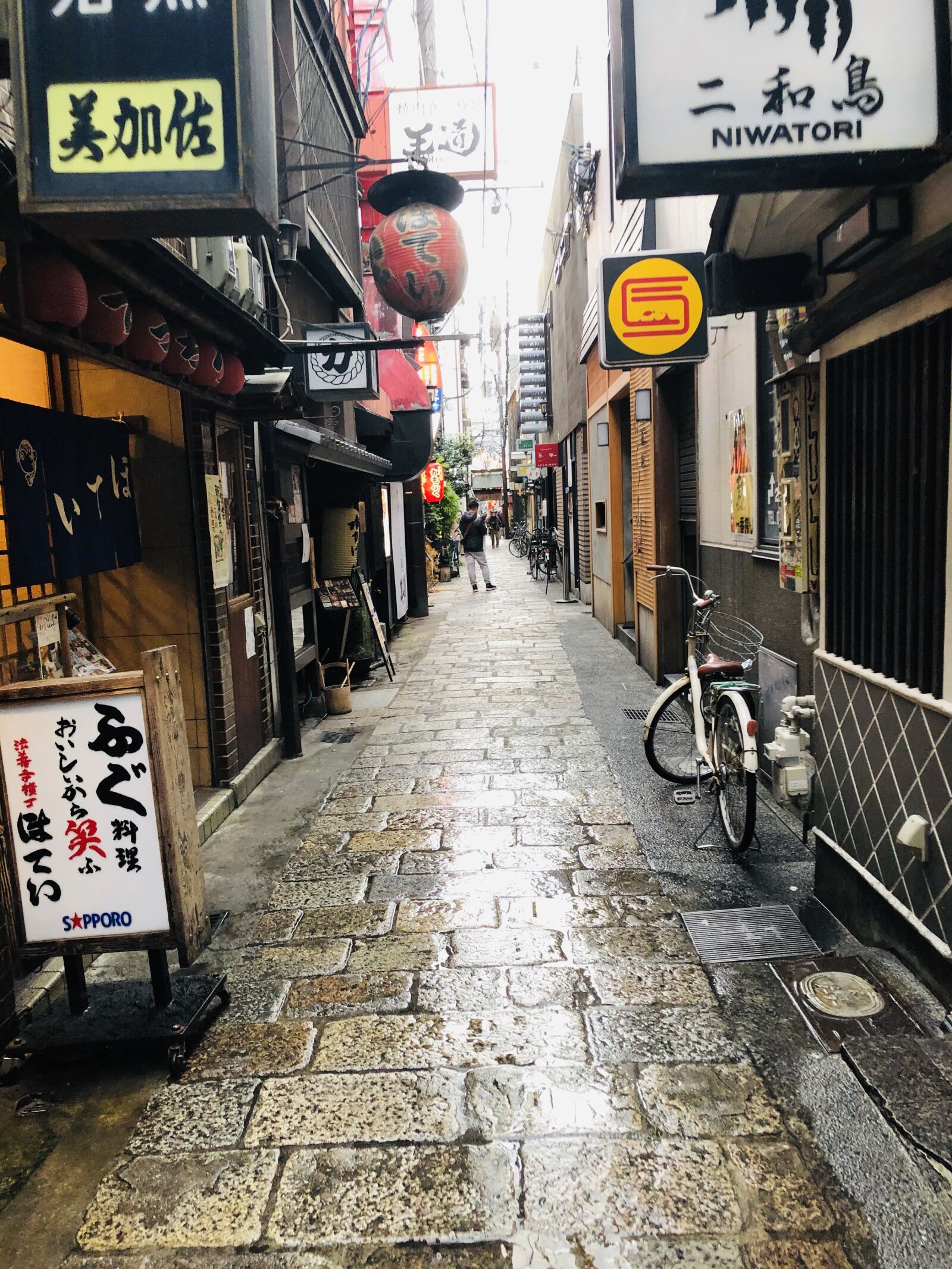 iPhone X back dual camera 4mm f/1.8 sample photo. Osaka, japan, city photography