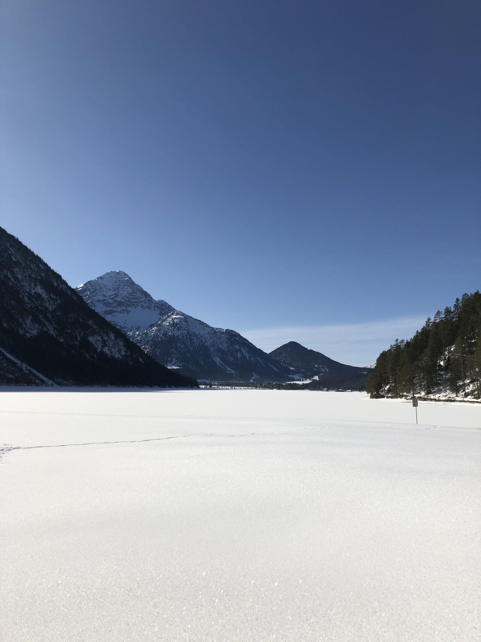 iPhone X back dual camera 4mm f/1.8 sample photo. Lake, winter, wintry photography