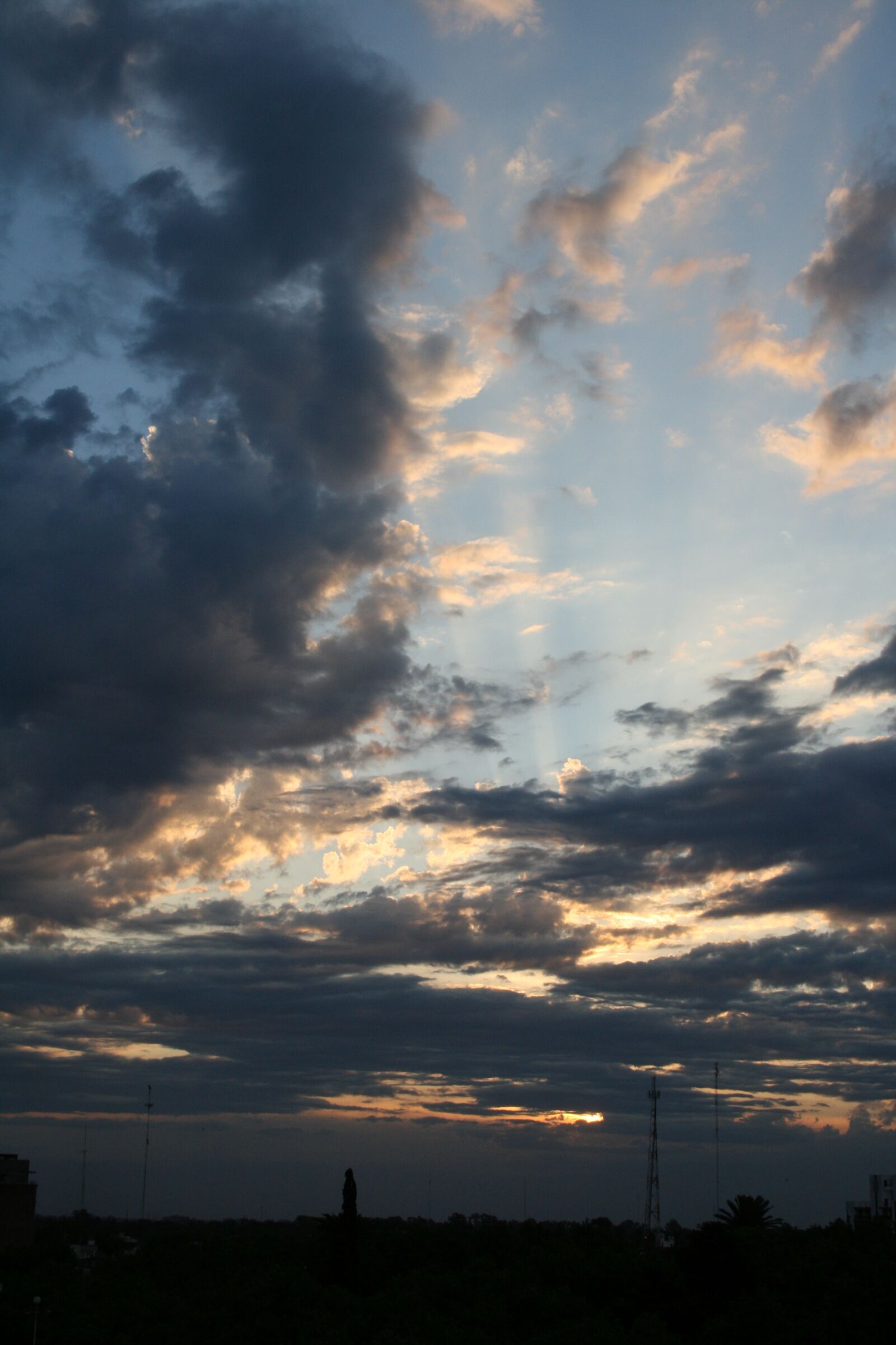 Canon EOS 400D (EOS Digital Rebel XTi / EOS Kiss Digital X) sample photo. Sky, clouds, sunset photography