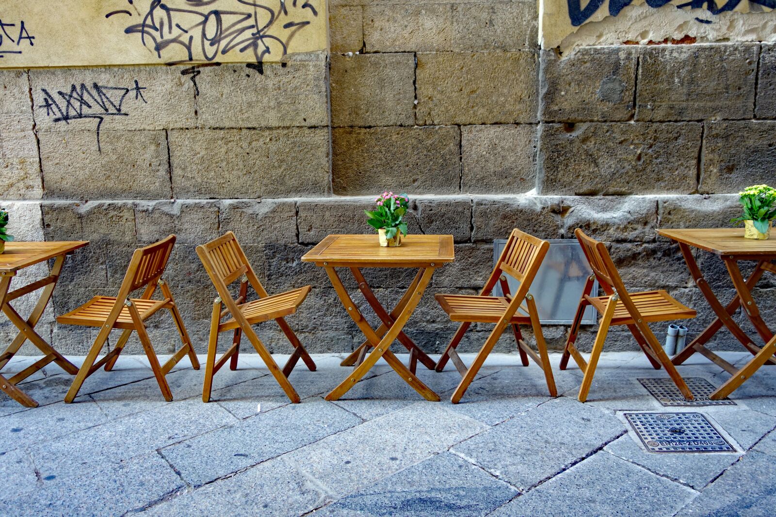 Sony Cyber-shot DSC-RX100 II sample photo. Street cafe, chairs, dining photography