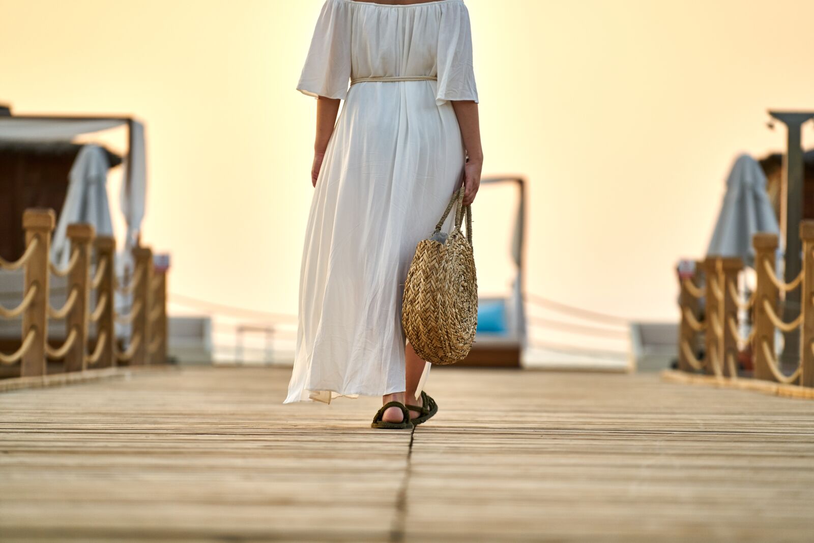 Sony FE 70-200mm F4 G OSS sample photo. Woman, romantic, walk photography