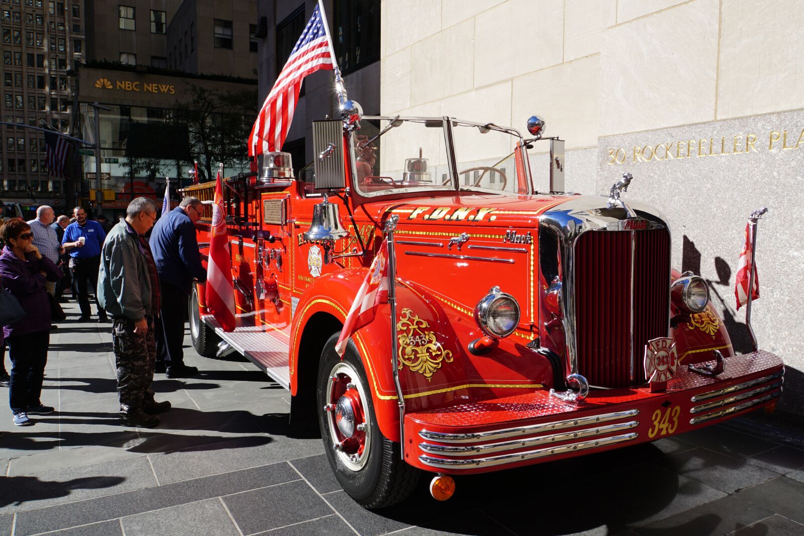 Sony a6000 + Sony E 18-200mm F3.5-6.3 OSS sample photo. Antique fire truck, american photography