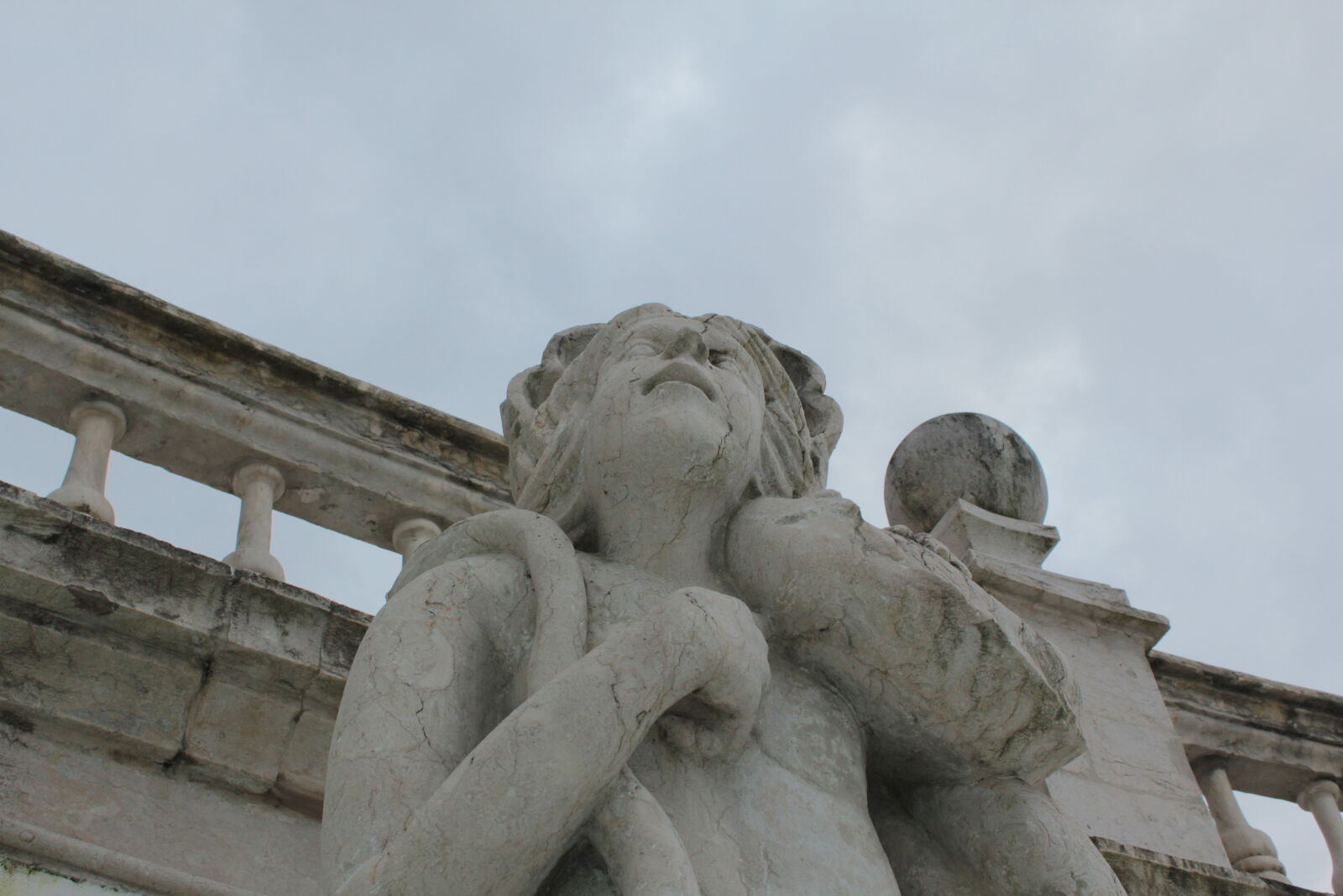 Canon EOS 550D (EOS Rebel T2i / EOS Kiss X4) sample photo. Clouds, statue photography
