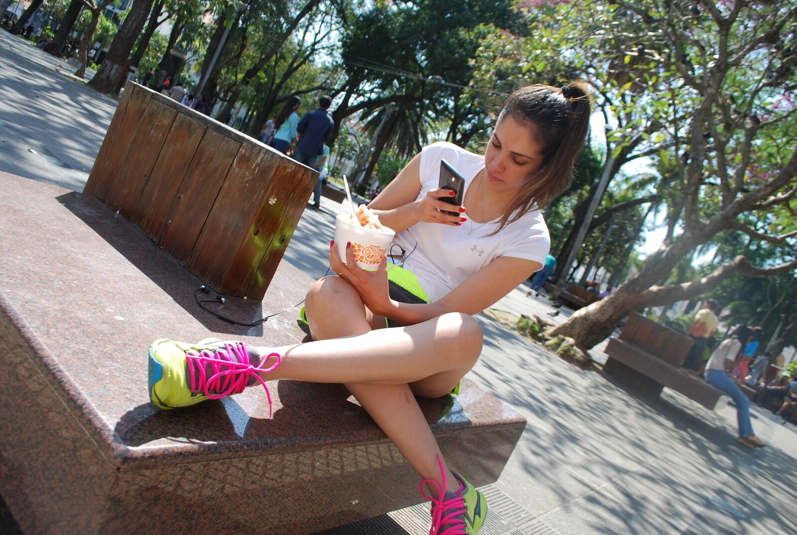 Nikon D60 sample photo. Women, cellular, street photography