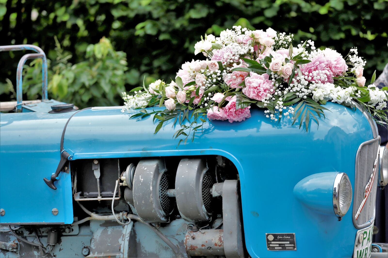Canon EOS 5D Mark IV sample photo. Wedding, tractor, flowers photography