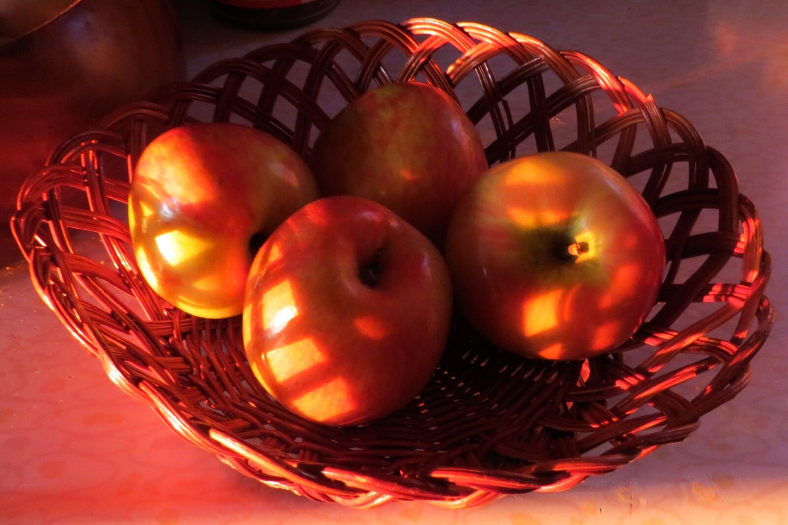яблоки в корзине фото