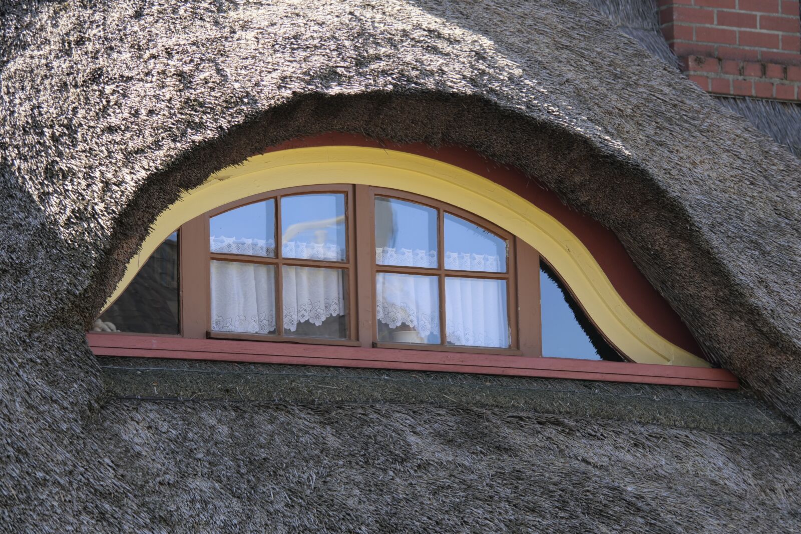 Panasonic Lumix DC-G9 sample photo. Window, house, architecture photography