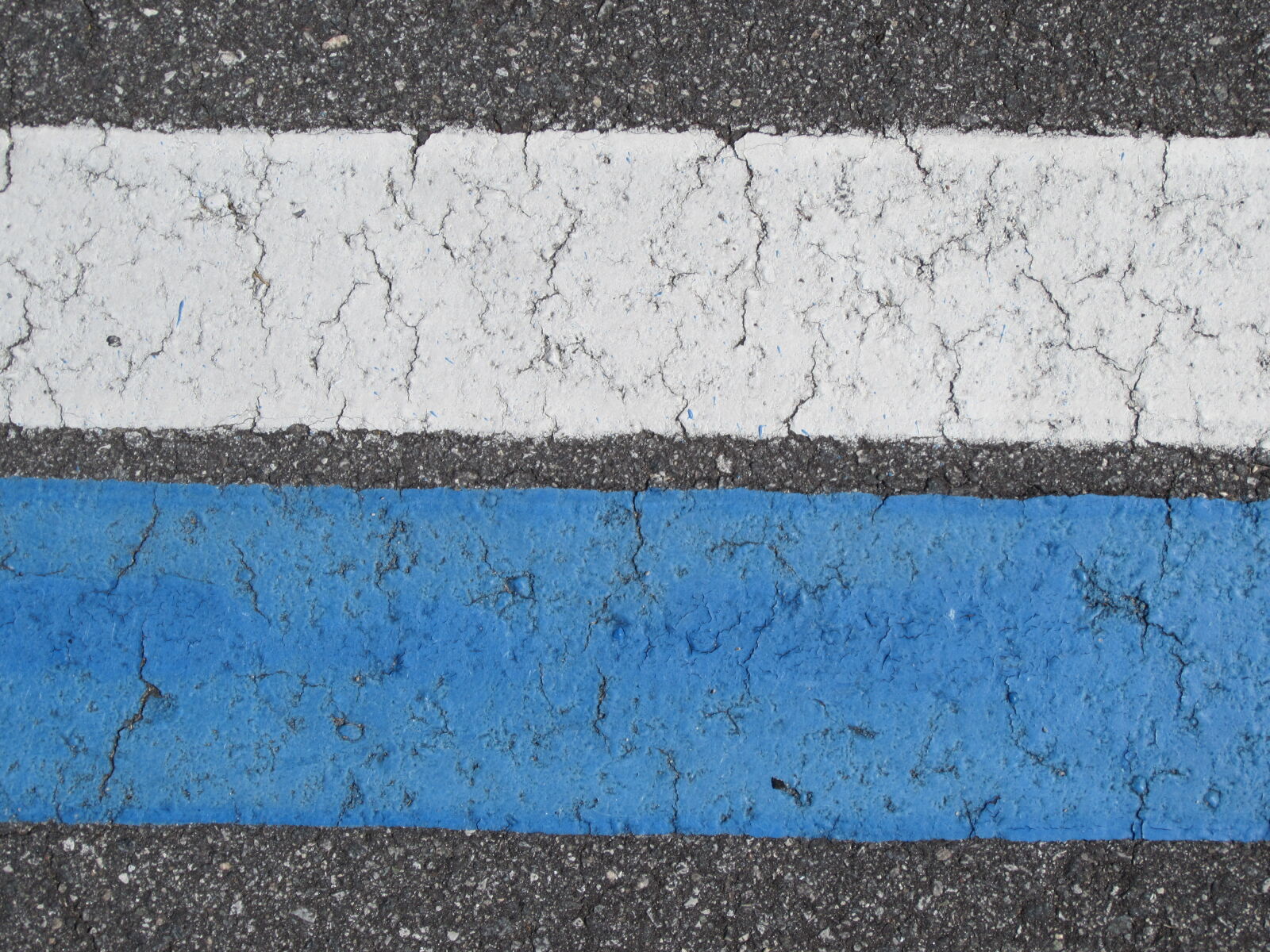 Canon PowerShot ELPH 300 HS (IXUS 220 HS / IXY 410F) sample photo. Bianco, blu, blue, road photography