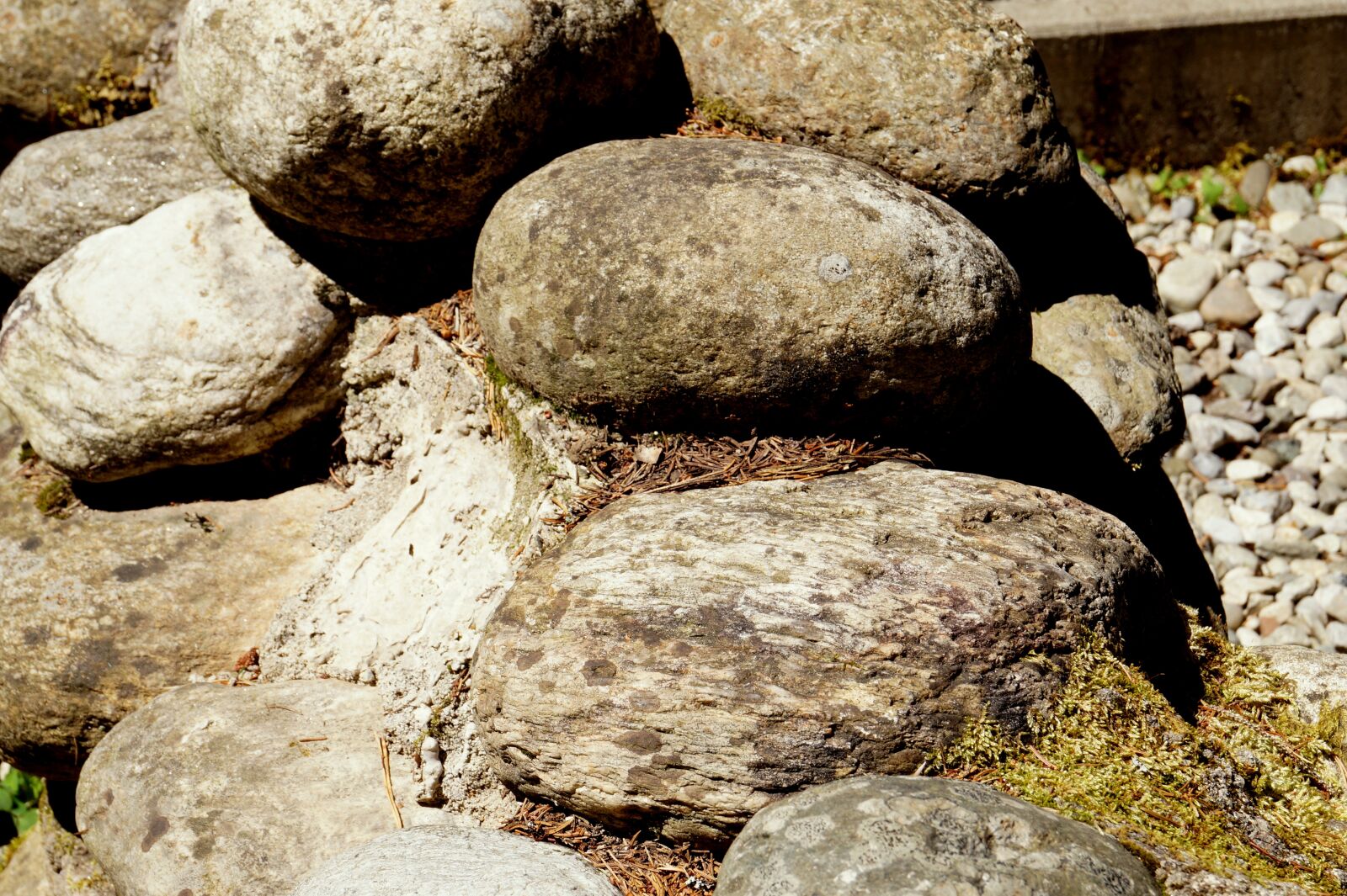 Sony DT 18-55mm F3.5-5.6 SAM II sample photo. Stones, round, rock photography