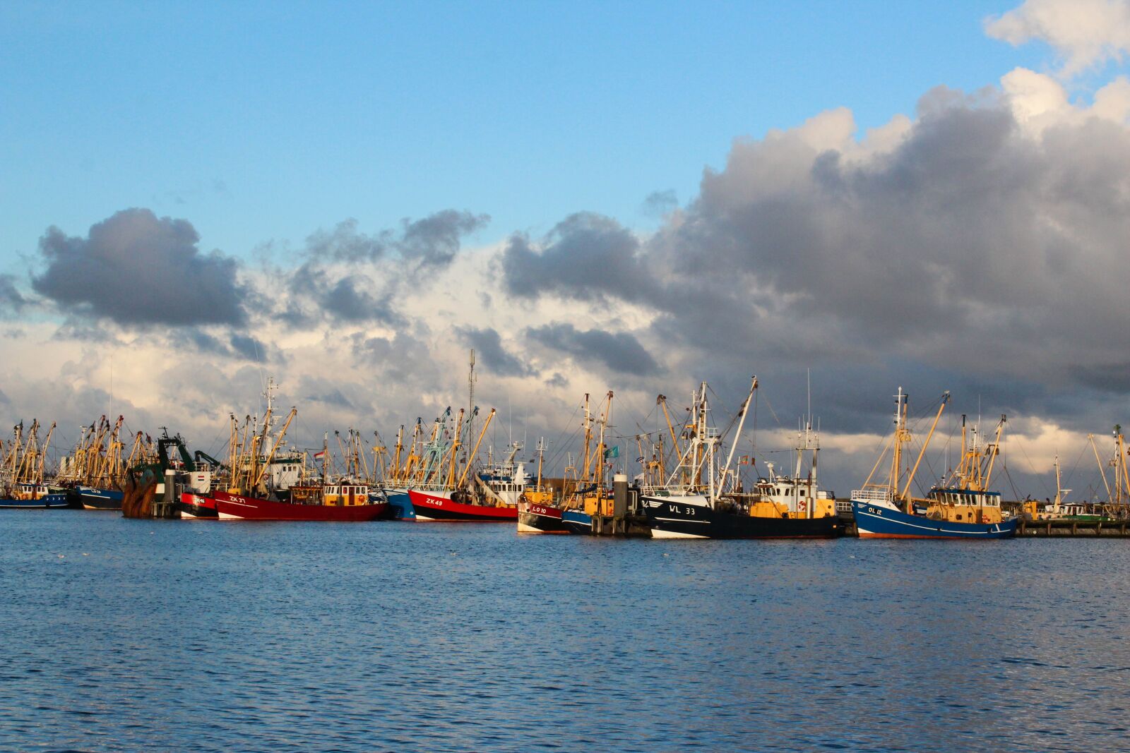Canon EOS 600D (Rebel EOS T3i / EOS Kiss X5) sample photo. Lauwersoog, port, ships photography