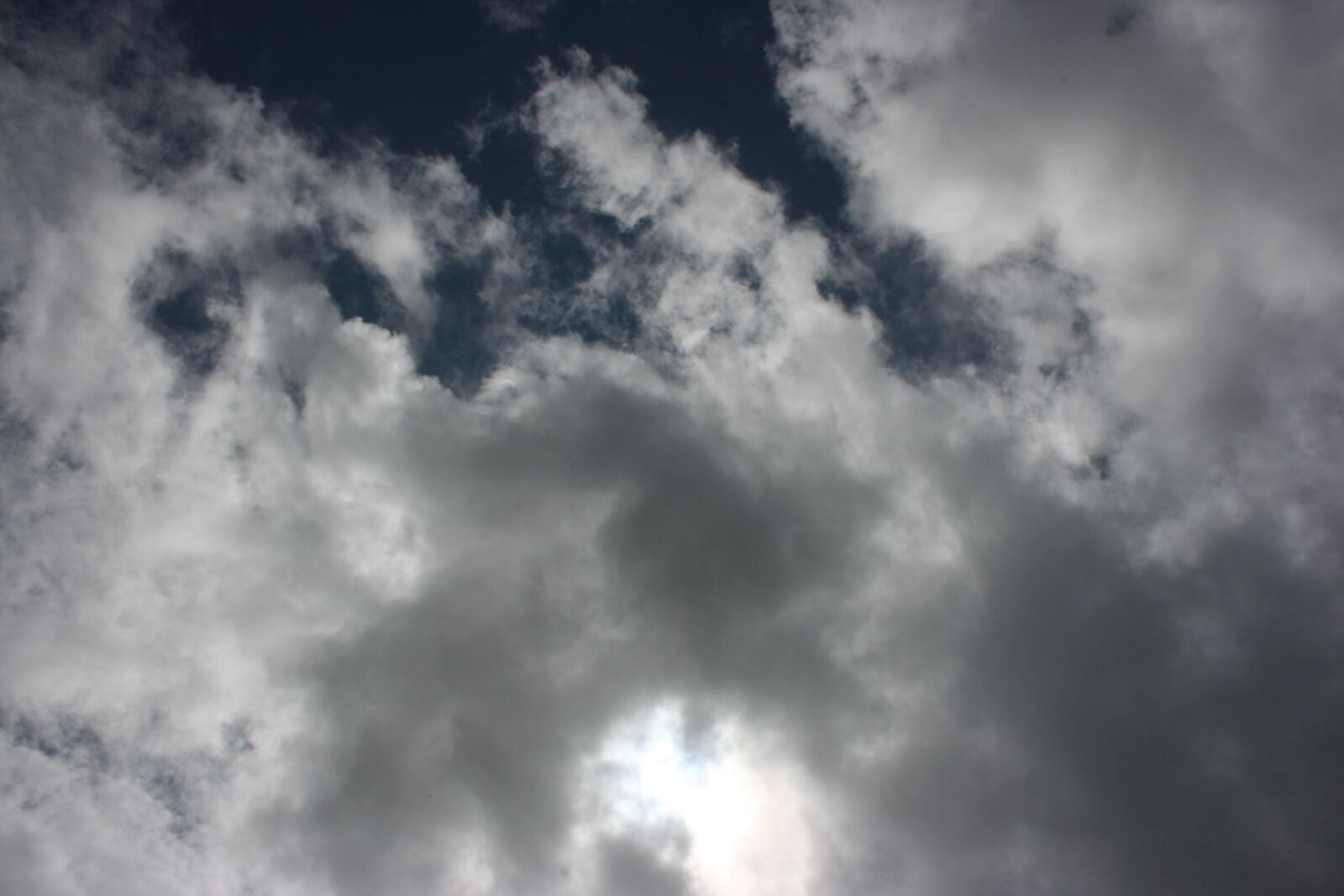 Canon EOS 400D (EOS Digital Rebel XTi / EOS Kiss Digital X) sample photo. Cloud, sun, hidden photography