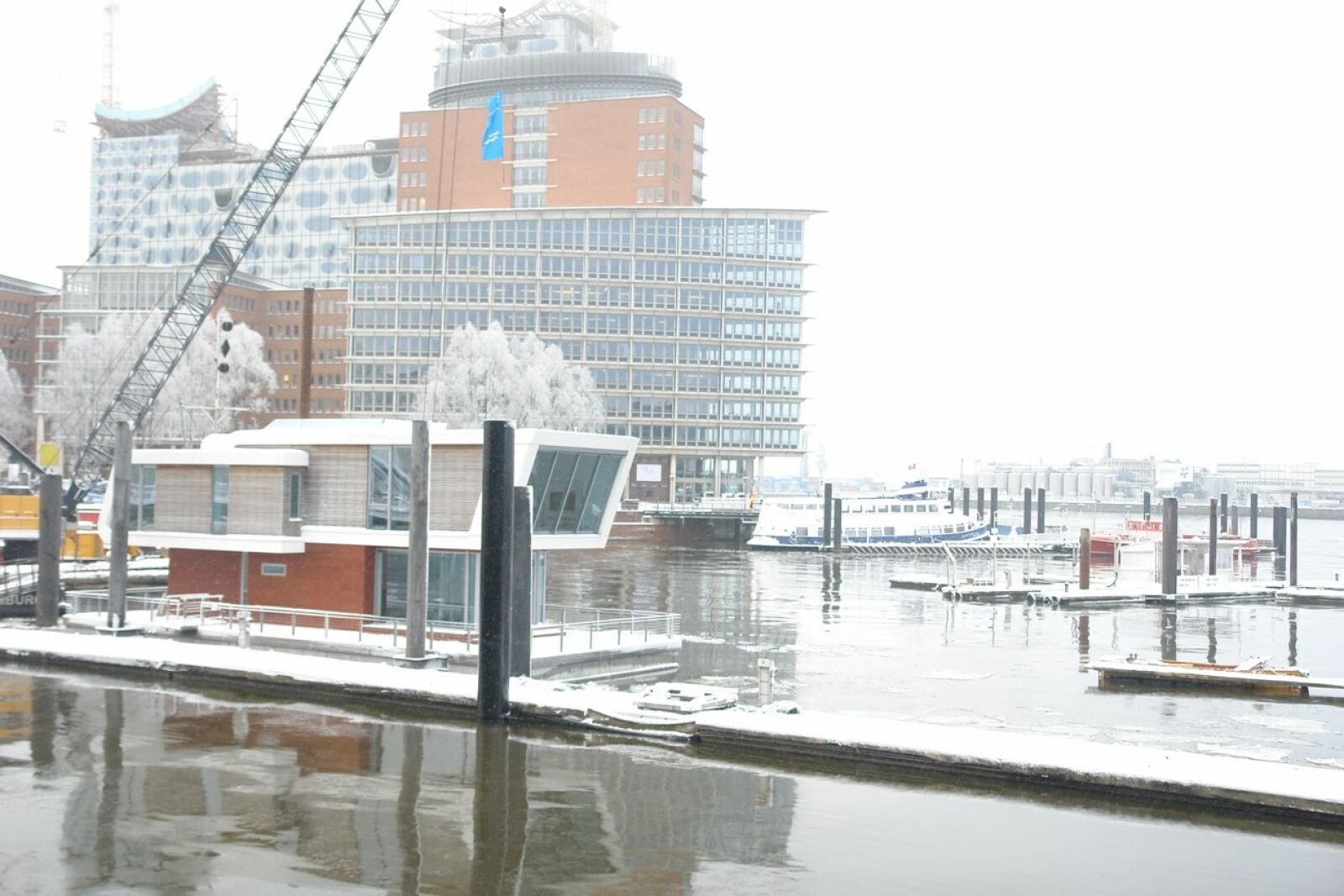 Sony DSC-R1 sample photo. Hamburg, harbour city, sweeping photography