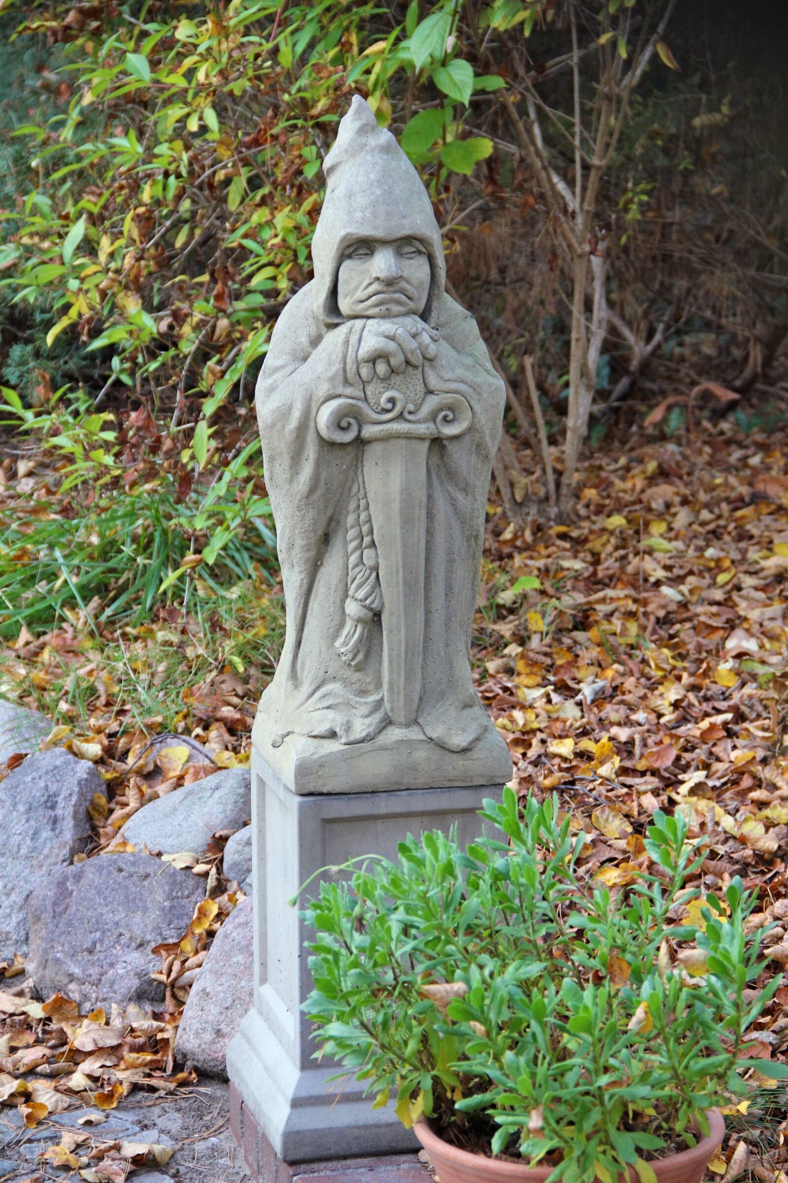 Canon EOS 550D (EOS Rebel T2i / EOS Kiss X4) sample photo. Autumn, leaves, sculpture photography