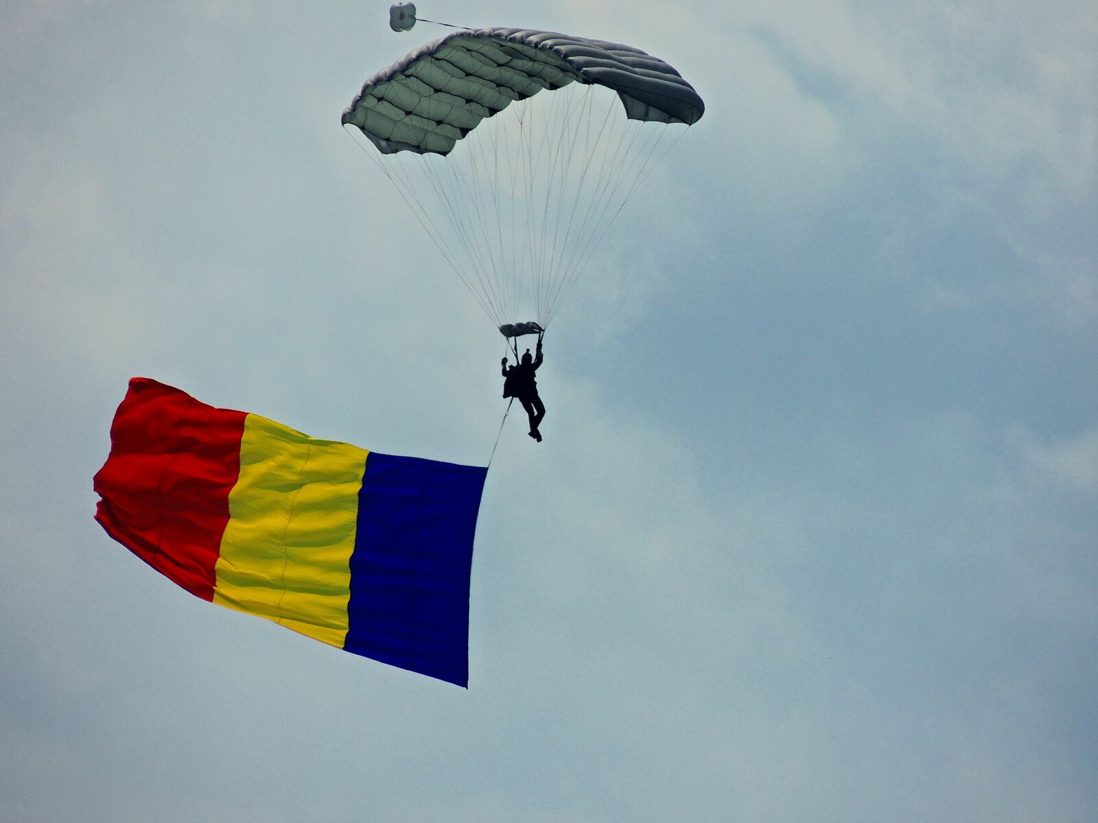 Nikon Coolpix P510 sample photo. Parachute jumper, flag, romania photography