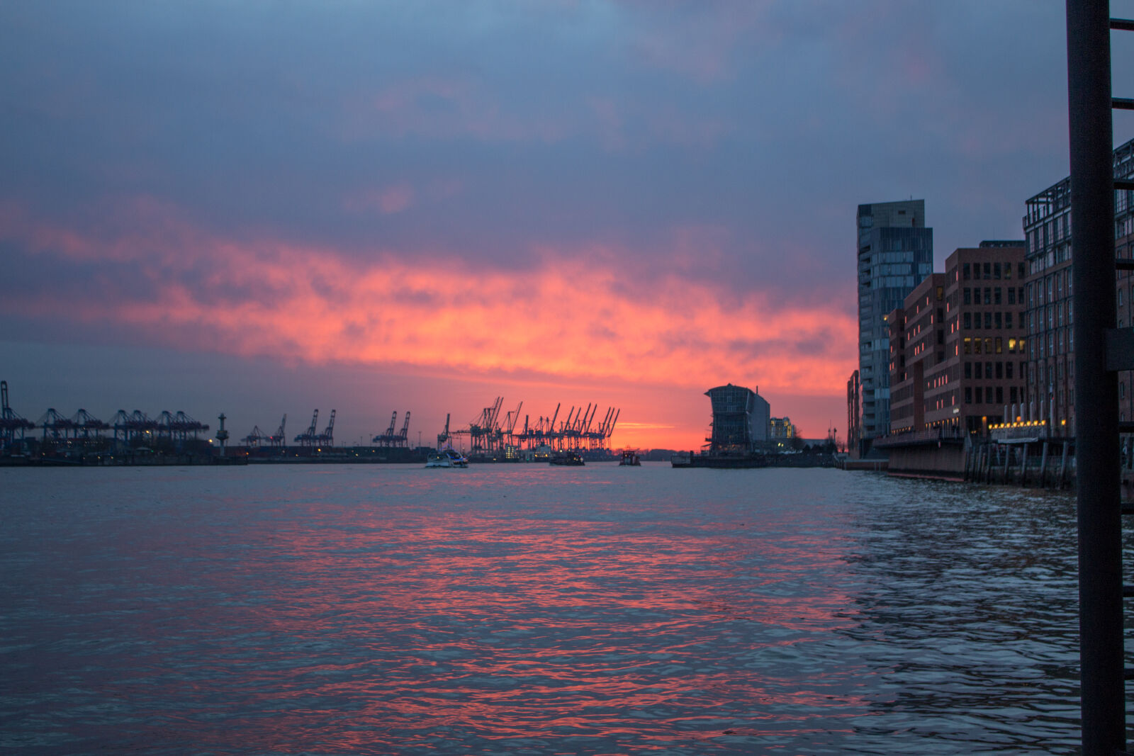 Canon EOS 700D (EOS Rebel T5i / EOS Kiss X7i) sample photo. Cranes, hamburg, port, river photography