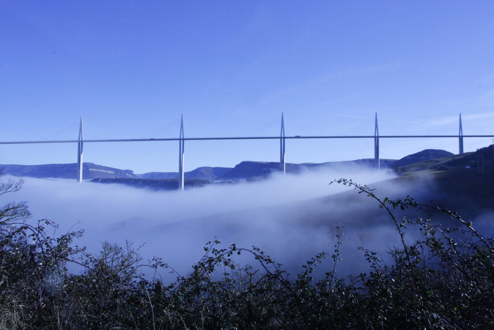 Canon EOS 400D (EOS Digital Rebel XTi / EOS Kiss Digital X) sample photo. Morning, port, millau photography