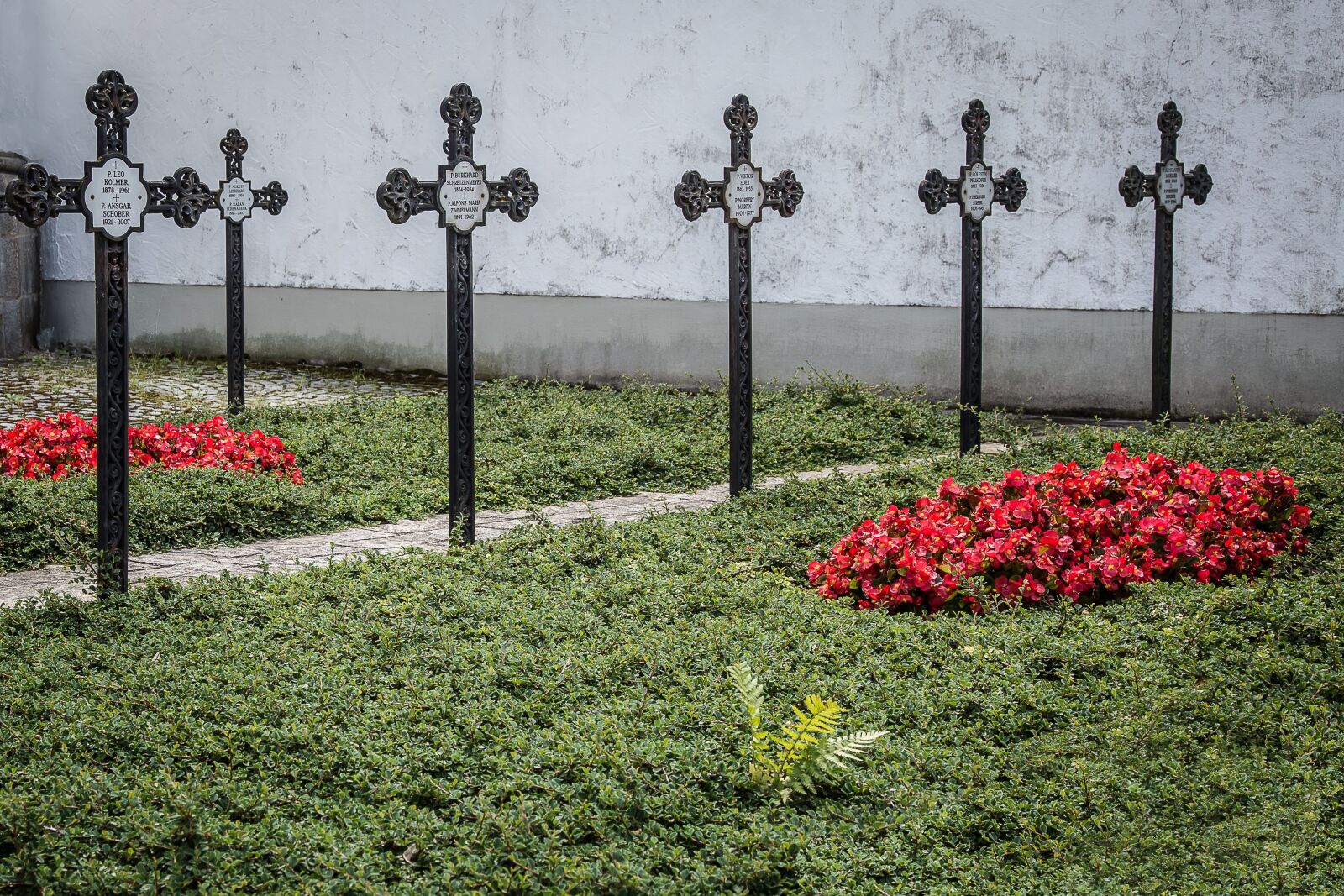 Canon EF 24-105mm F4L IS USM sample photo. Cross, cemetery, grave photography
