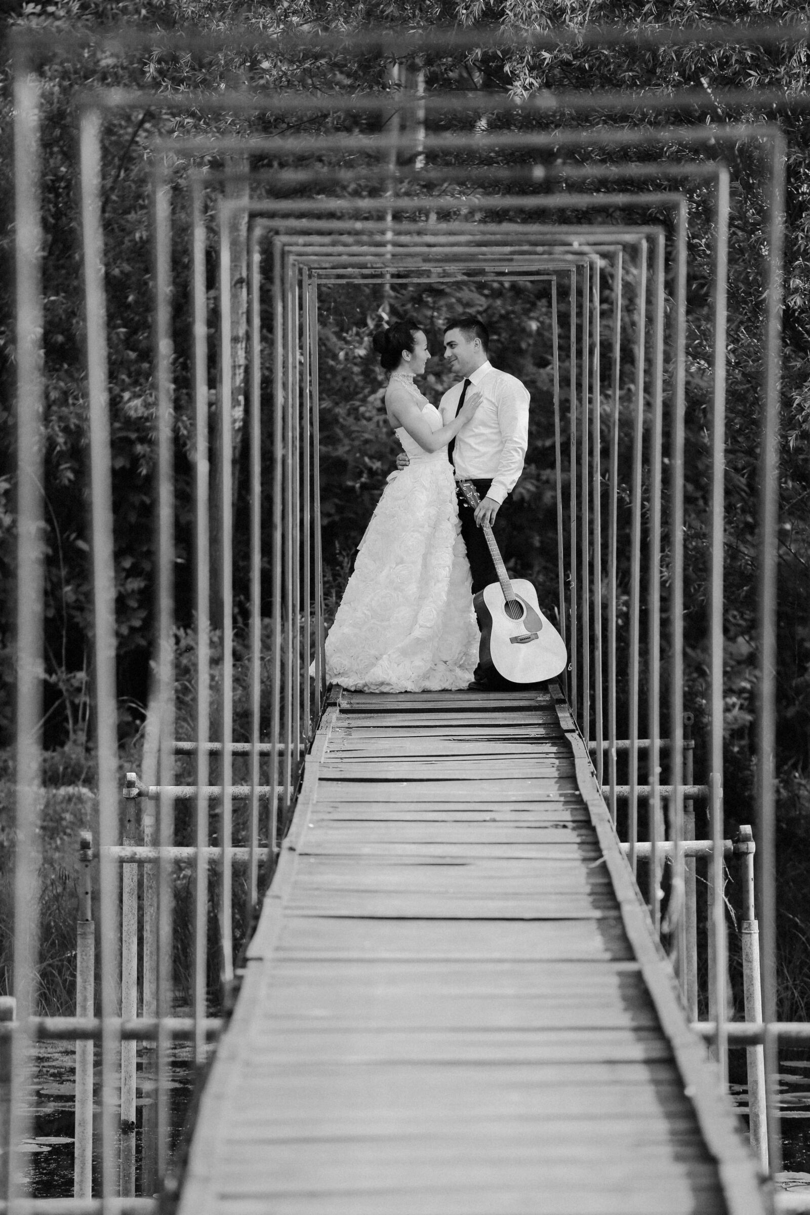 Canon EOS 5D Mark III sample photo. Groom, bride, guitarist, guitar photography