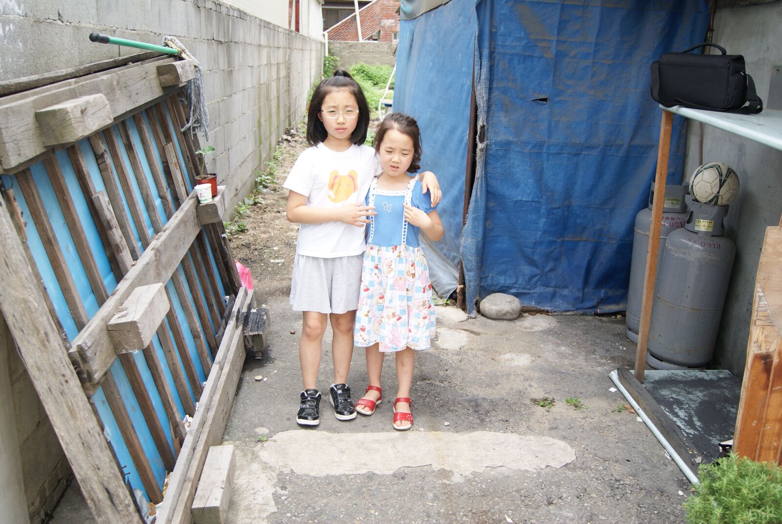 Sony Alpha DSLR-A230 sample photo. Sister, sister and brother photography