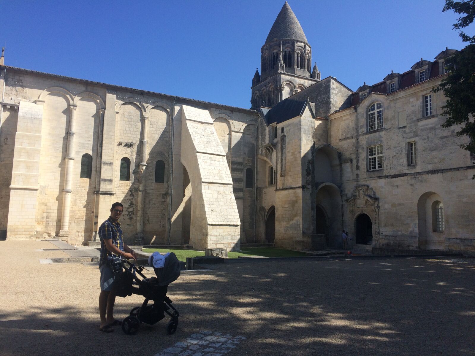 iPhone 5s back camera 4.15mm f/2.2 sample photo. Antiguo, iglesia, france photography