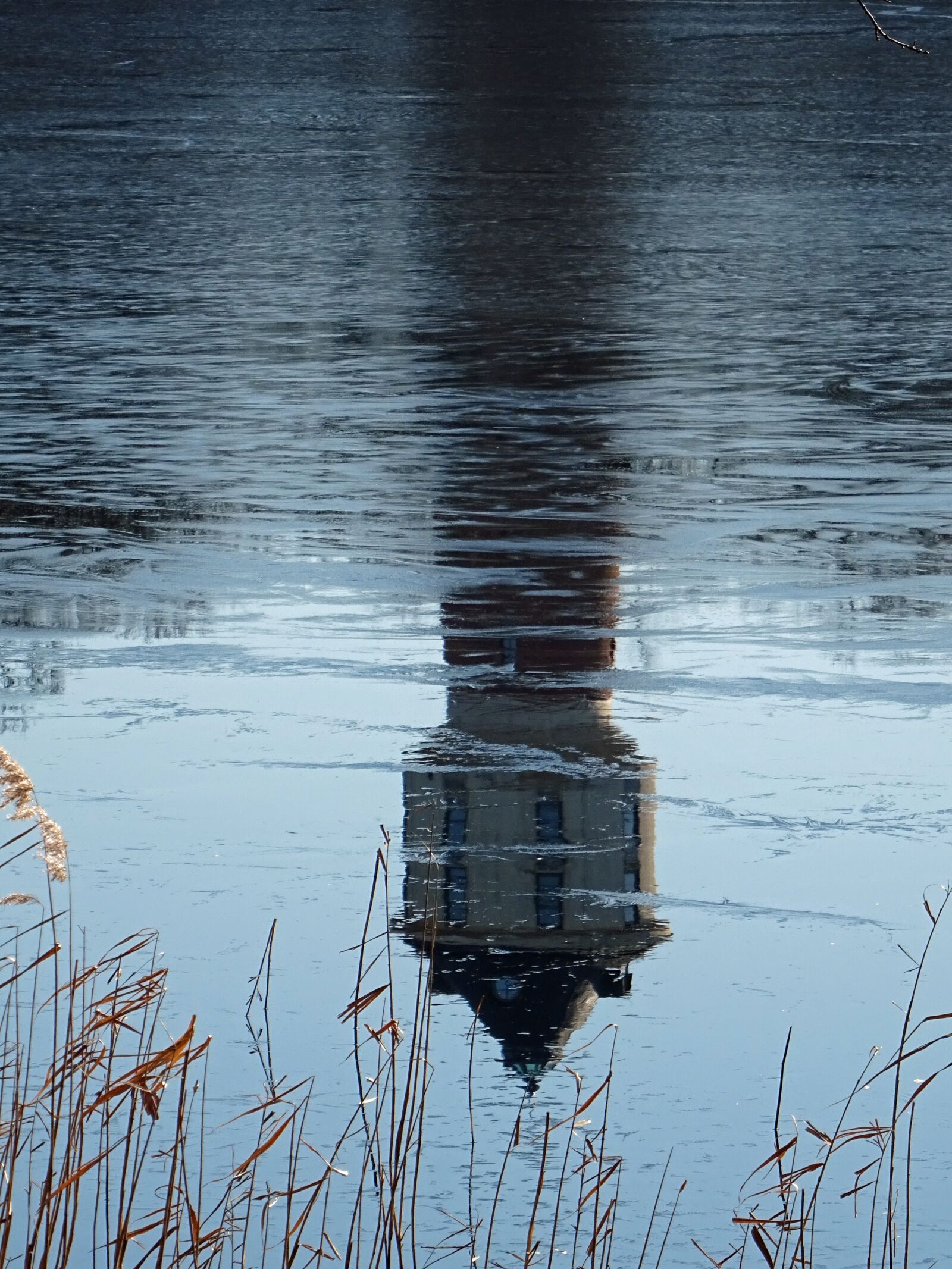 Sony DSC-HX60 sample photo. Neustrelitz, water tower, lake photography