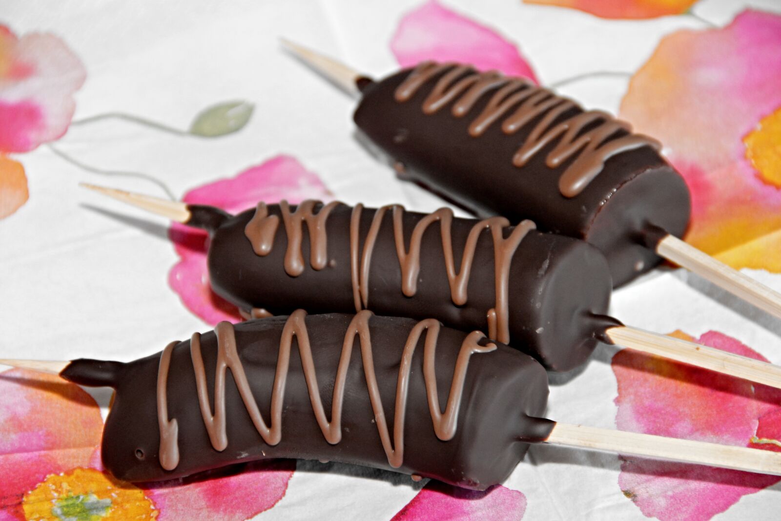 Canon EOS 1100D (EOS Rebel T3 / EOS Kiss X50) sample photo. Chocolate, spit, chocolate spit photography